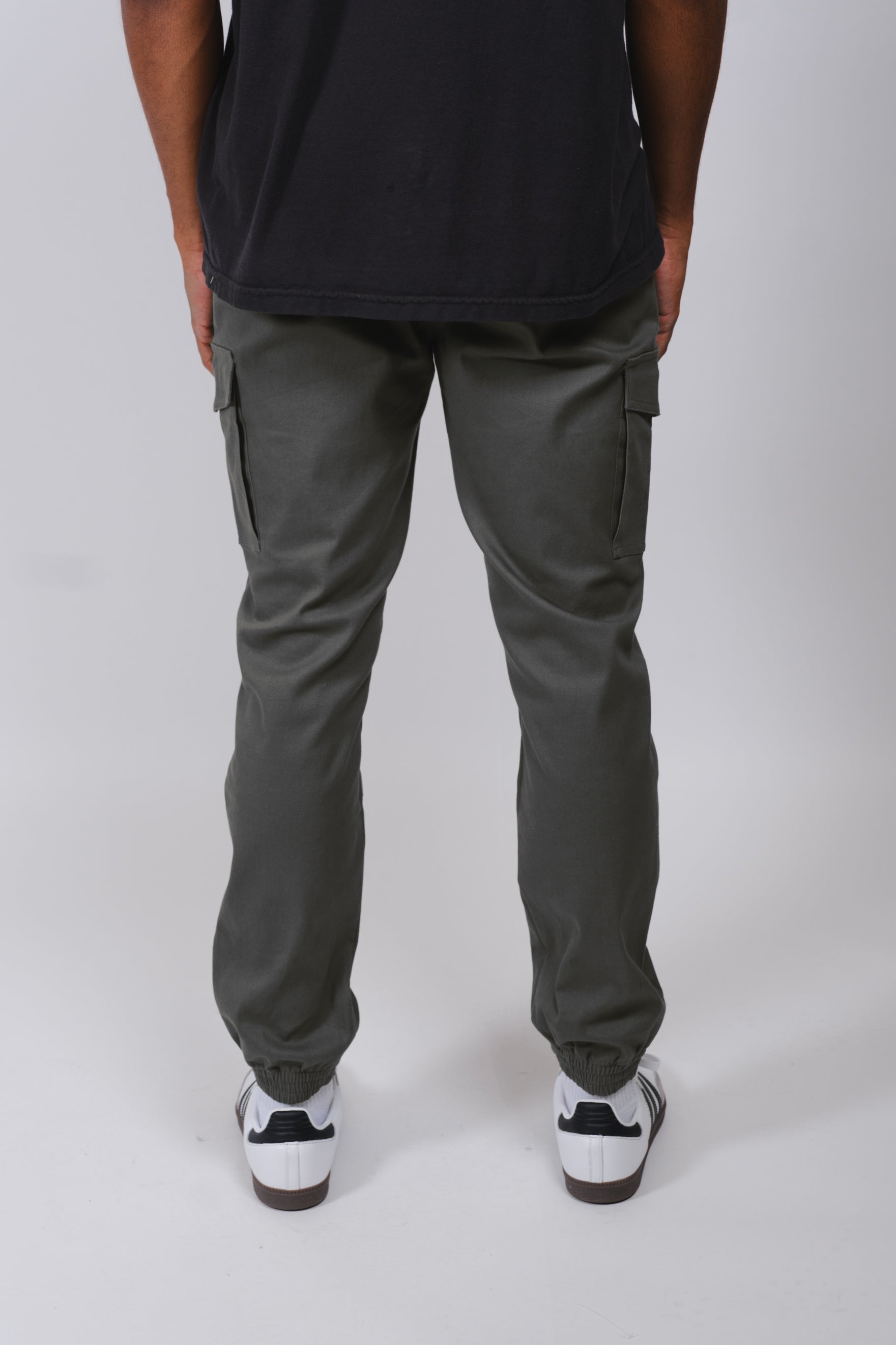 Men's slim fit cargo jogger in twill 
#color_charcoal grey