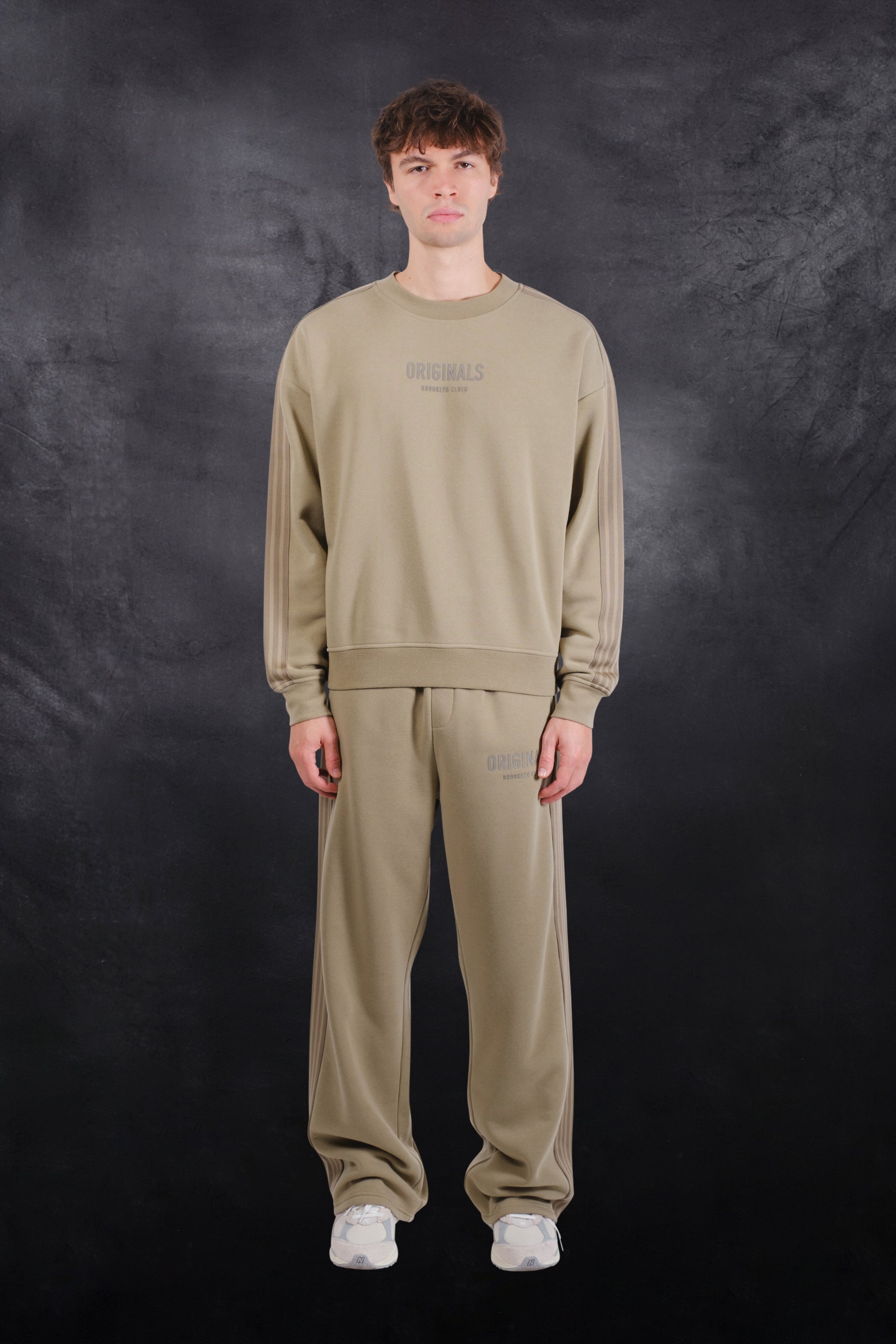 Trendy crewneck track sweatshirt with drop shoulders and a relaxed fit 
#color_olive grey