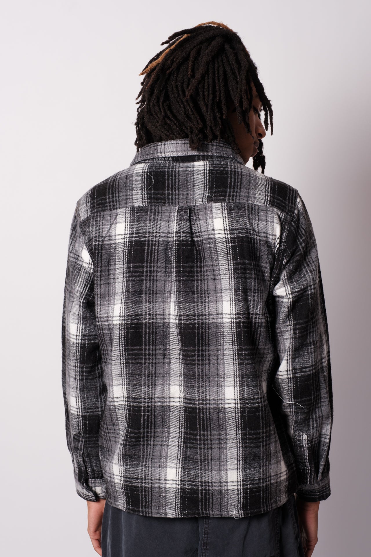 Classic button up heavy flannel jacket
#color_black and white