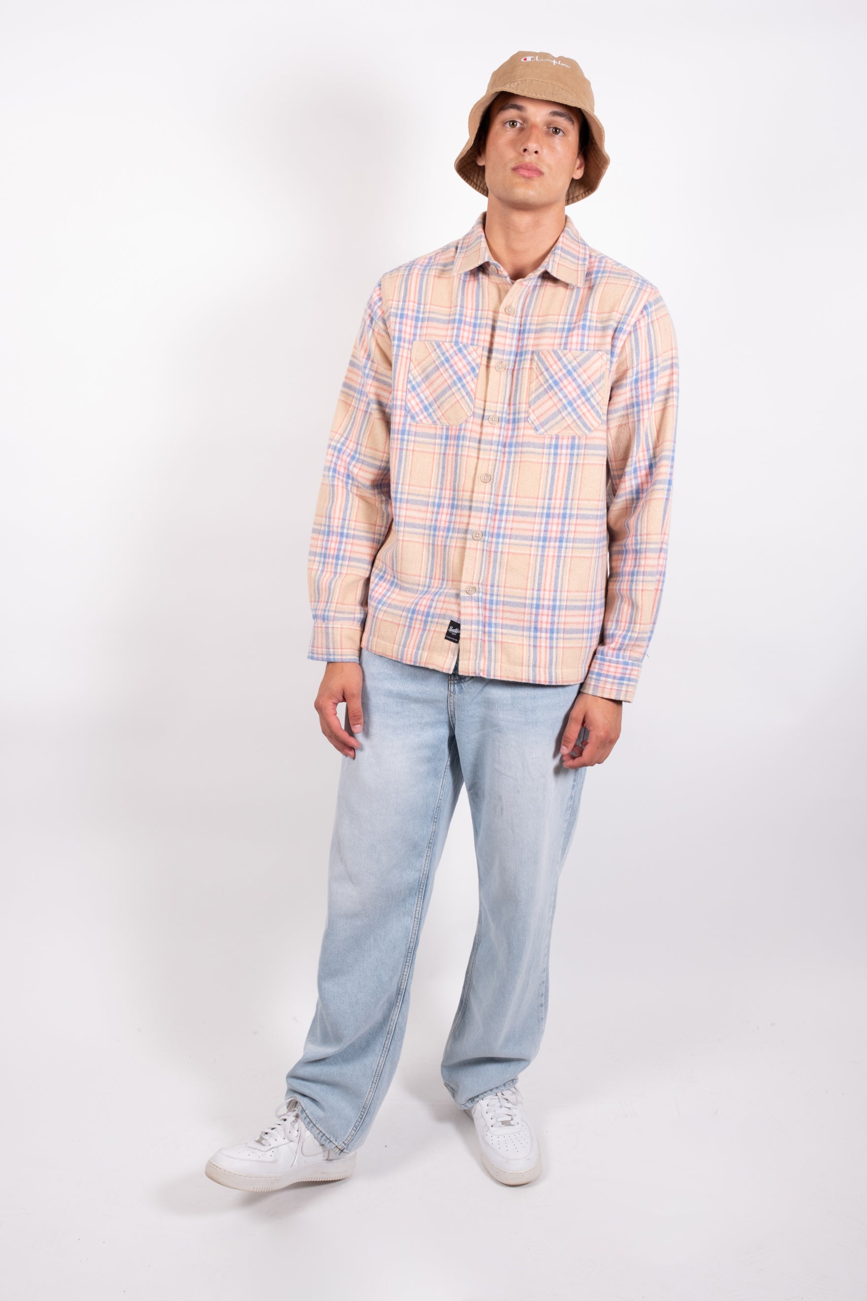 Heavy-duty flannel shacket
#color_tan-blue-pink