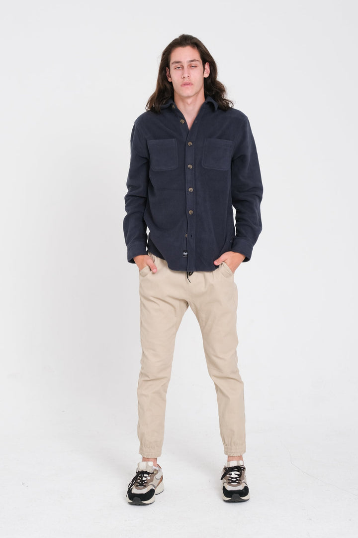 Men’s heavy knit shacket with a comfortable fit 
#color_navy