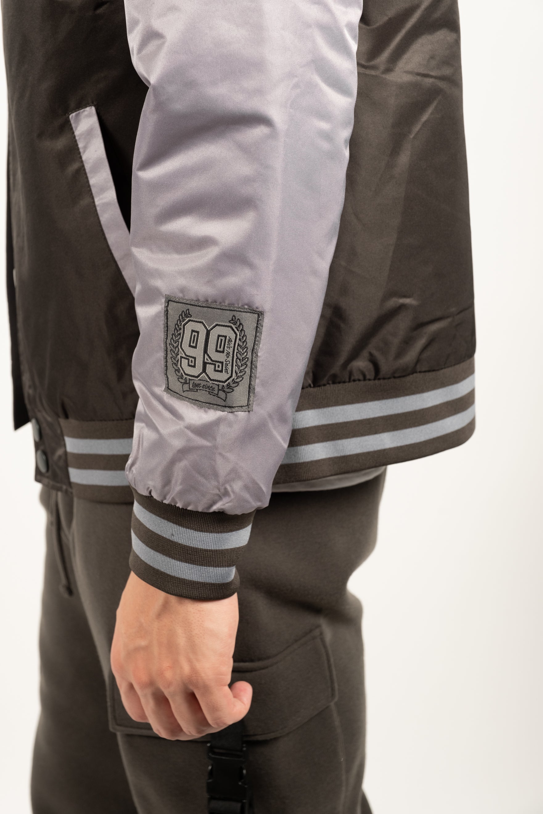 Aint no siant Patch detailing on the sleeve #color_dusty black
