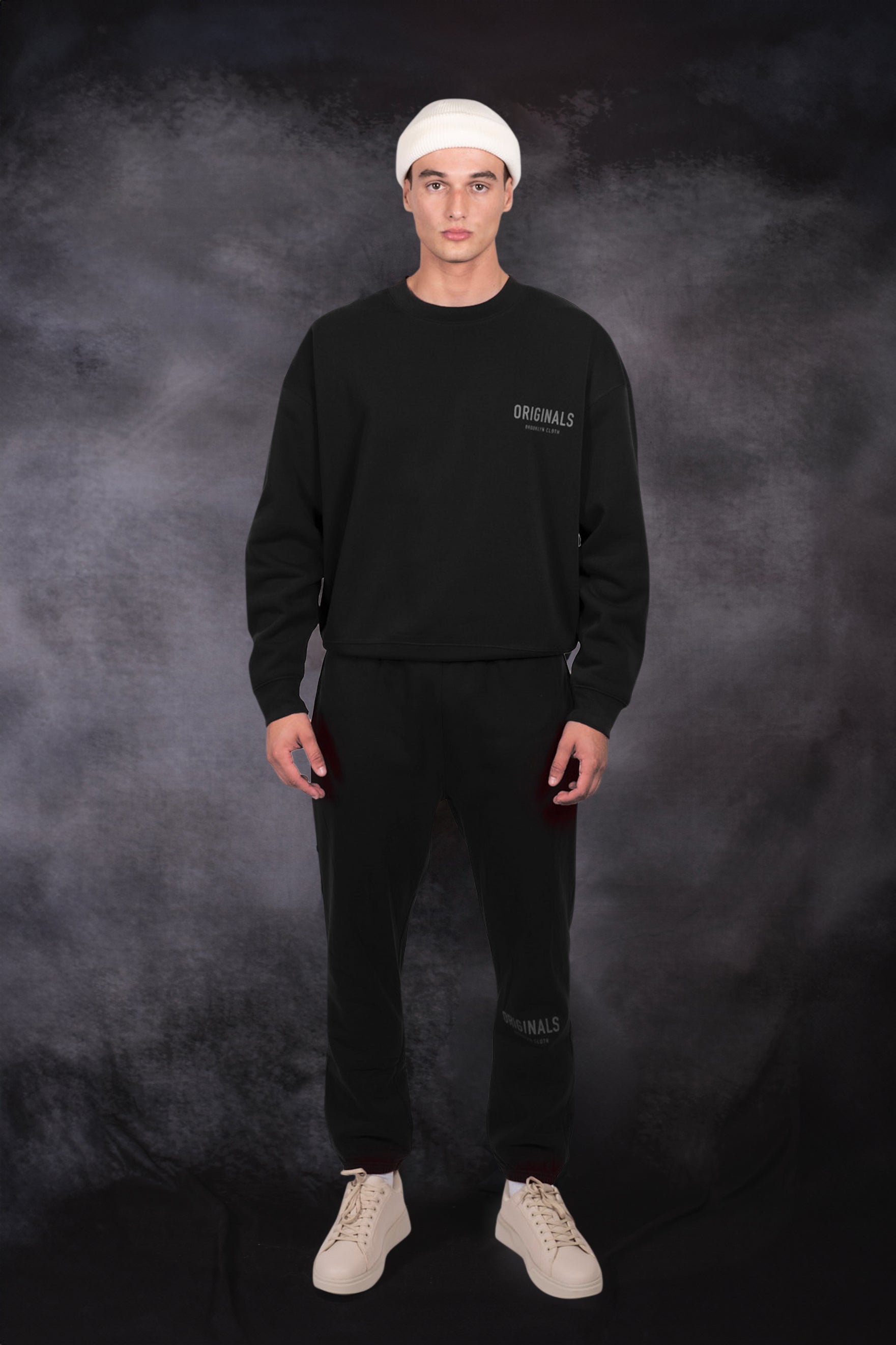 Effortlessly stylish Originals Crewneck with relaxed sleeves
#color_black