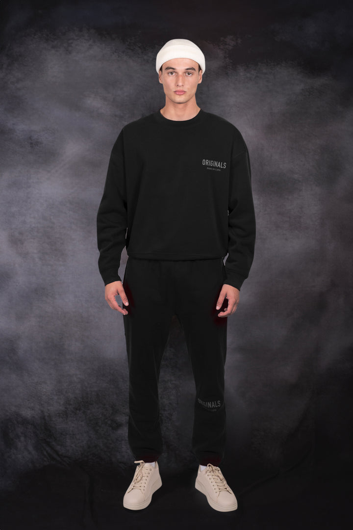 Effortlessly stylish Originals Crewneck with relaxed sleeves
#color_black