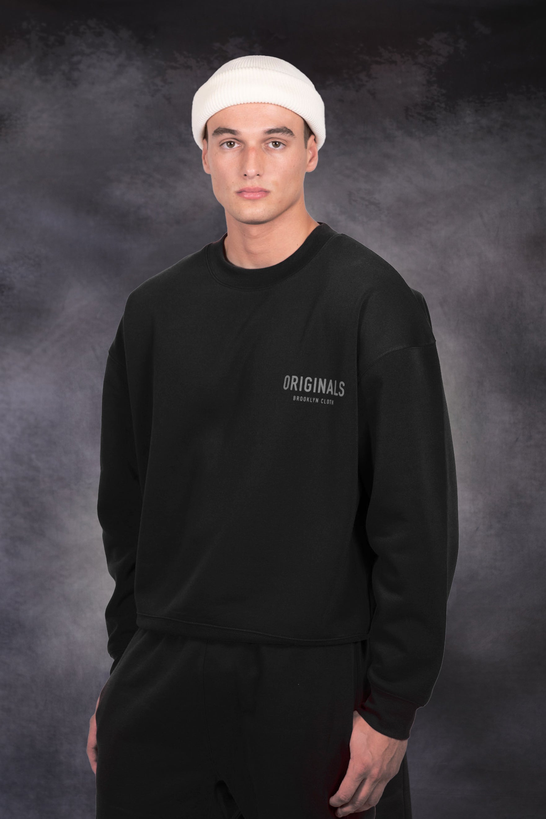 Timeless, oversized Originals Crewneck for a laid back look
#color_black