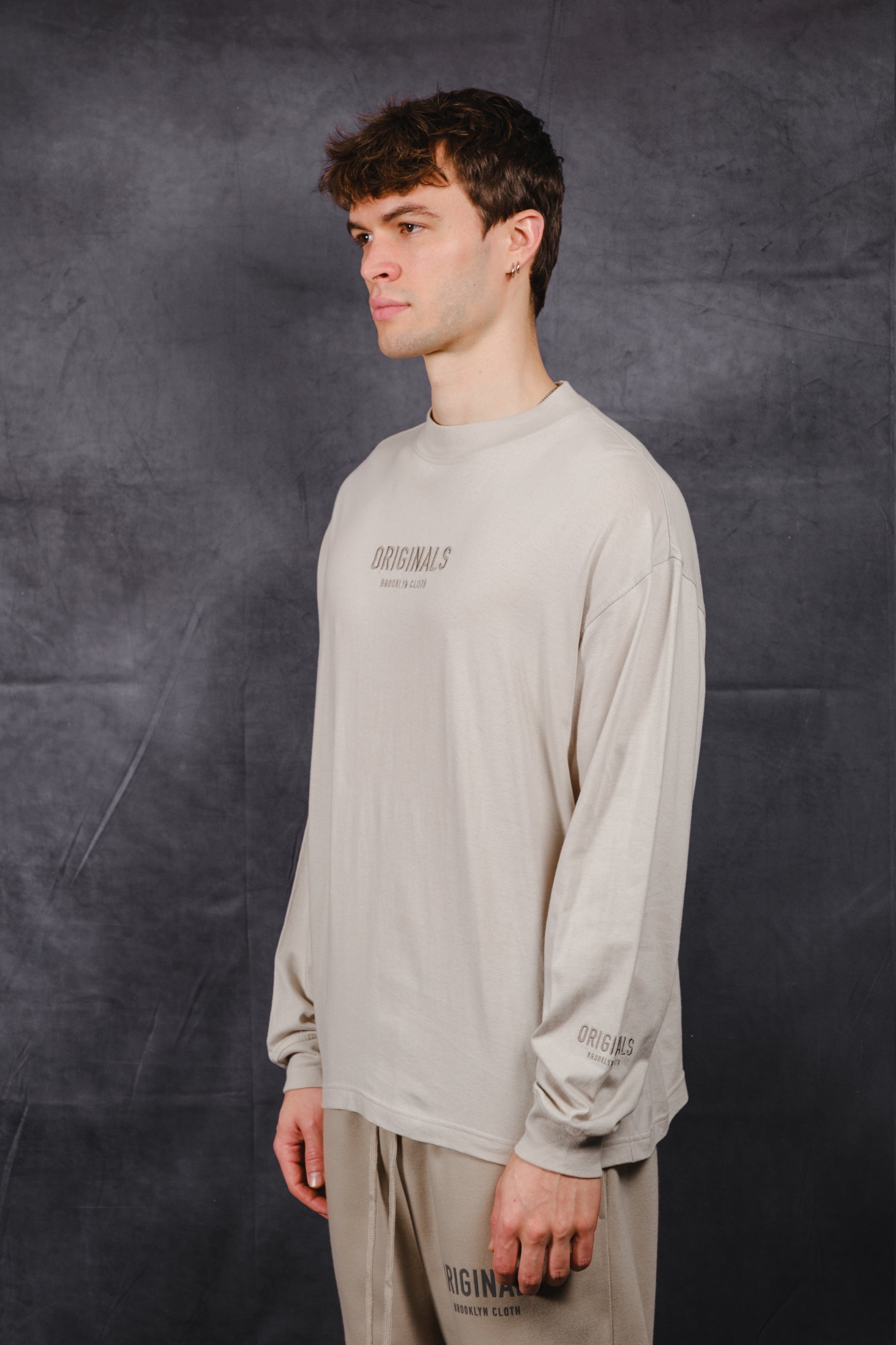 Long sleeve crew neck tee with tonal embroidery
#color_pumice-stone