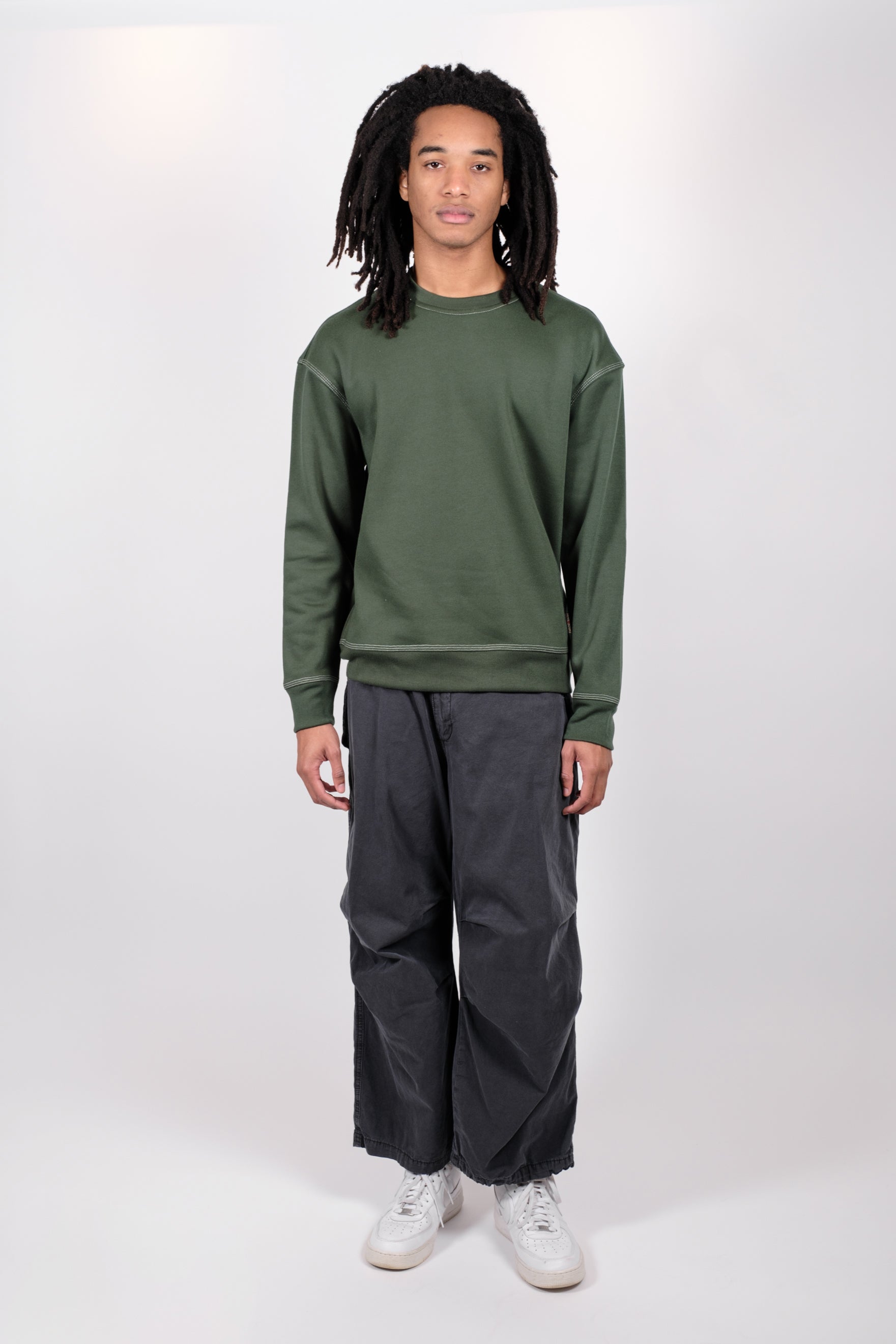 Crewneck Sweatshirt with Highlighted Stitchwork
#color_hunter green