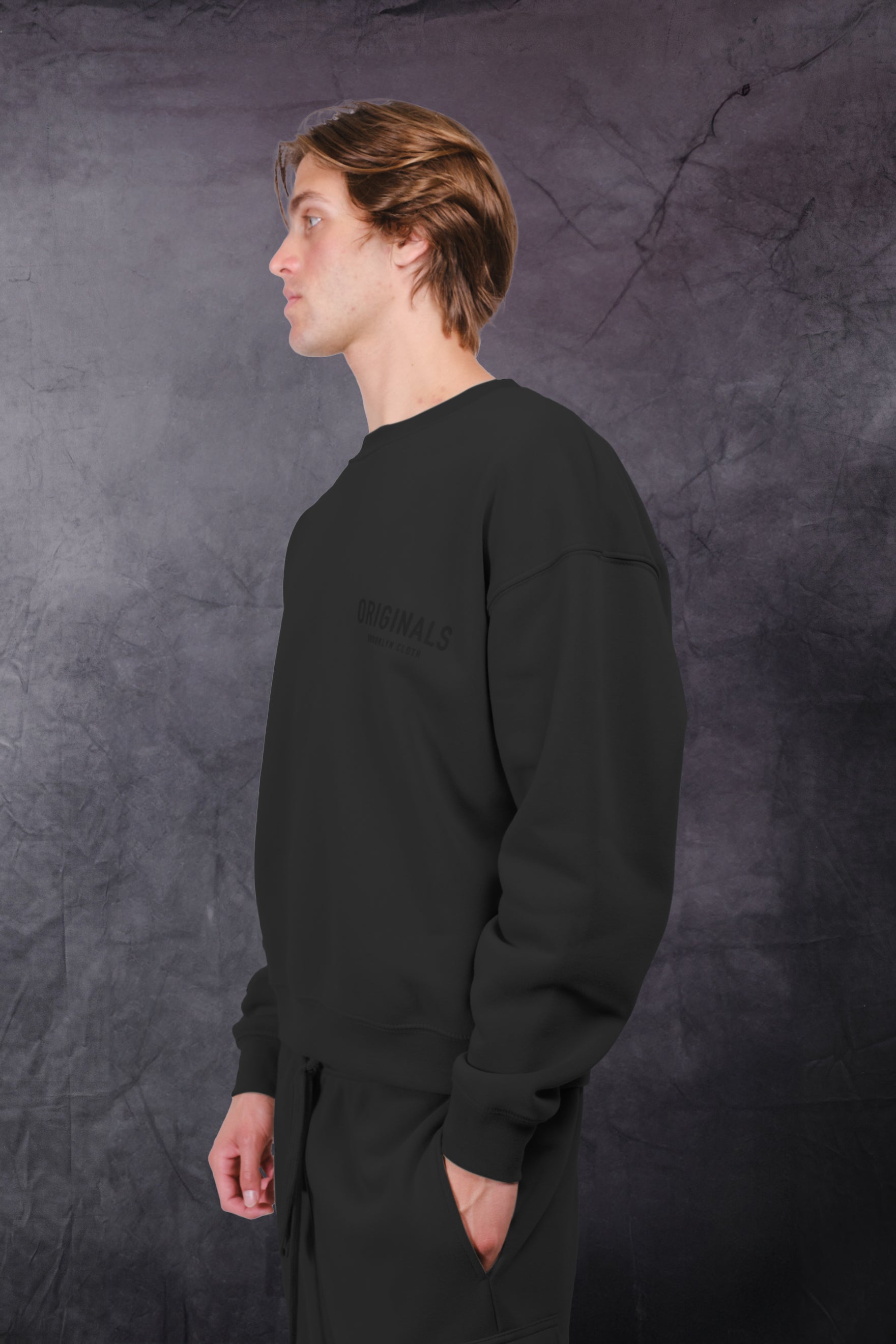 Originals Collection Hd tonal fleece crew neck with ribbed cuffs
#color_dusty black