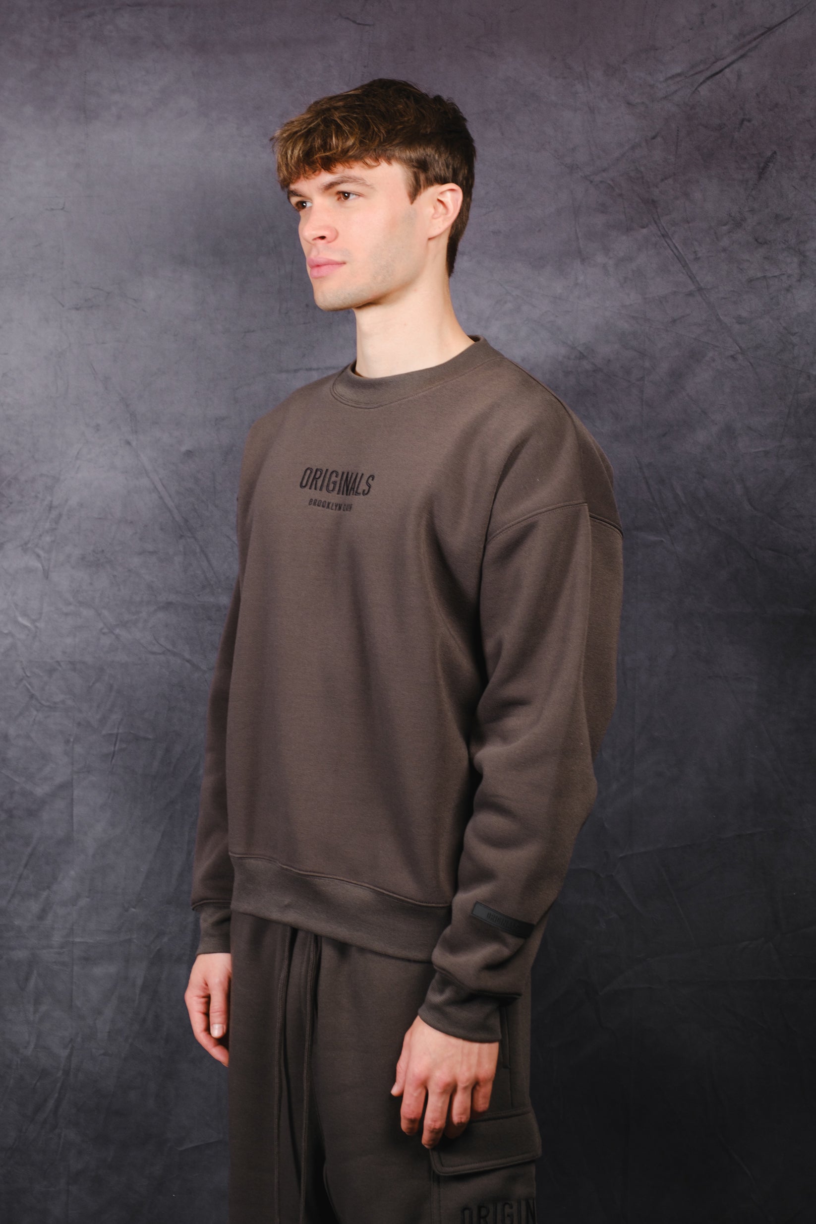 Soft fleece Originals Crew Neck with tonal embroidery
#color_dusty black