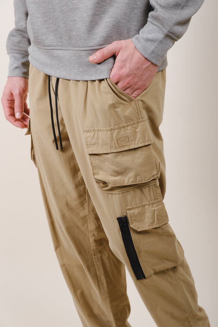 Men’s stretch twill cargo pants with functional side and back pockets
#color_khaki