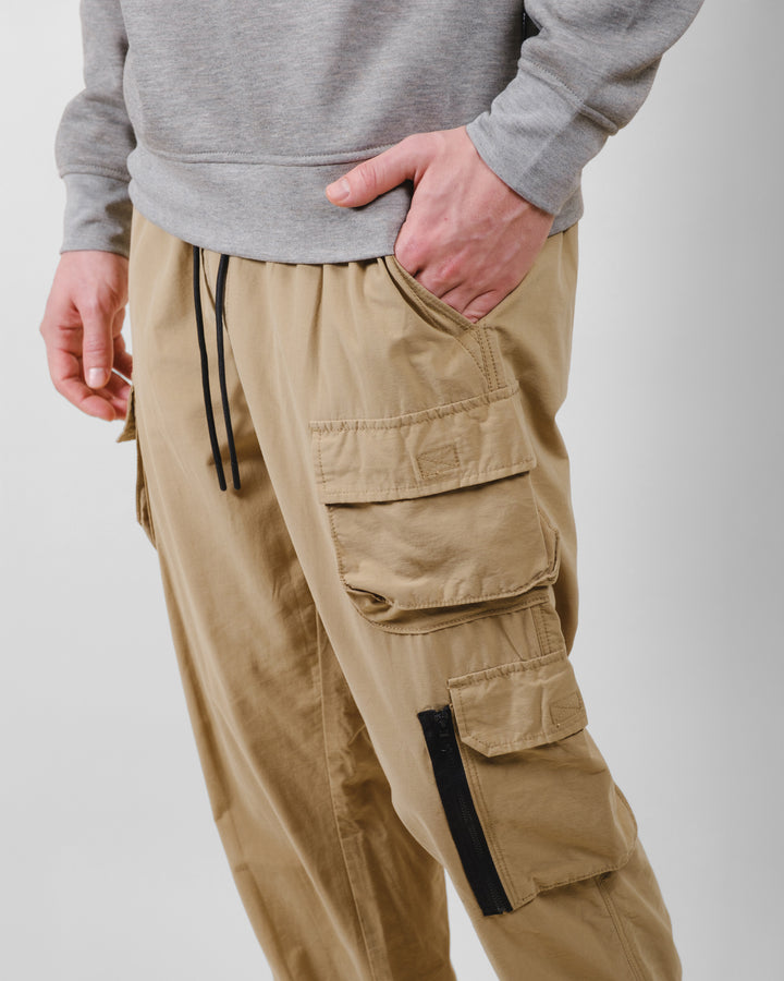 Men’s stretch twill utility cargo pants with multiple pockets
#color_khaki
