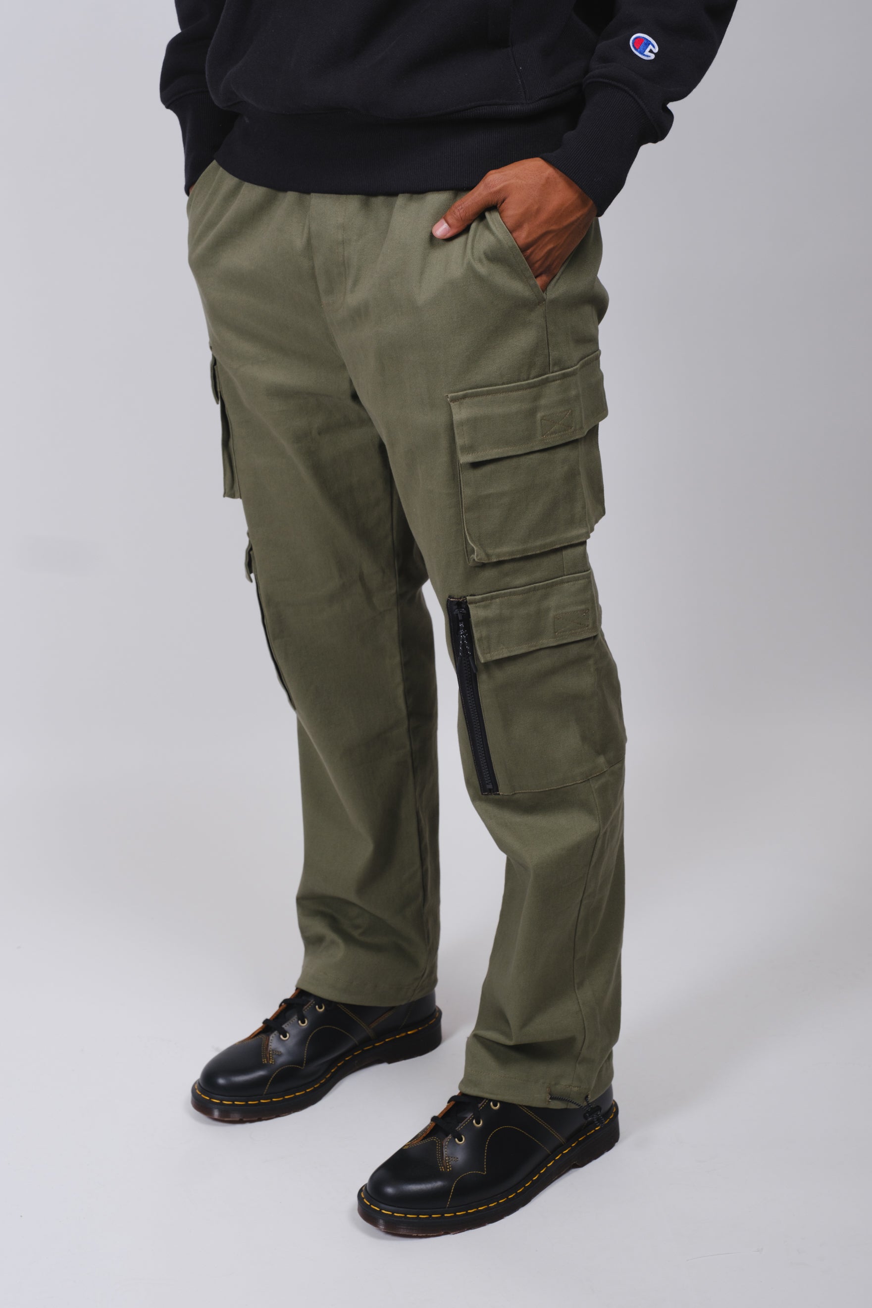 Utility style cargo pants for men in flexible stretch twill material
#color_olive
