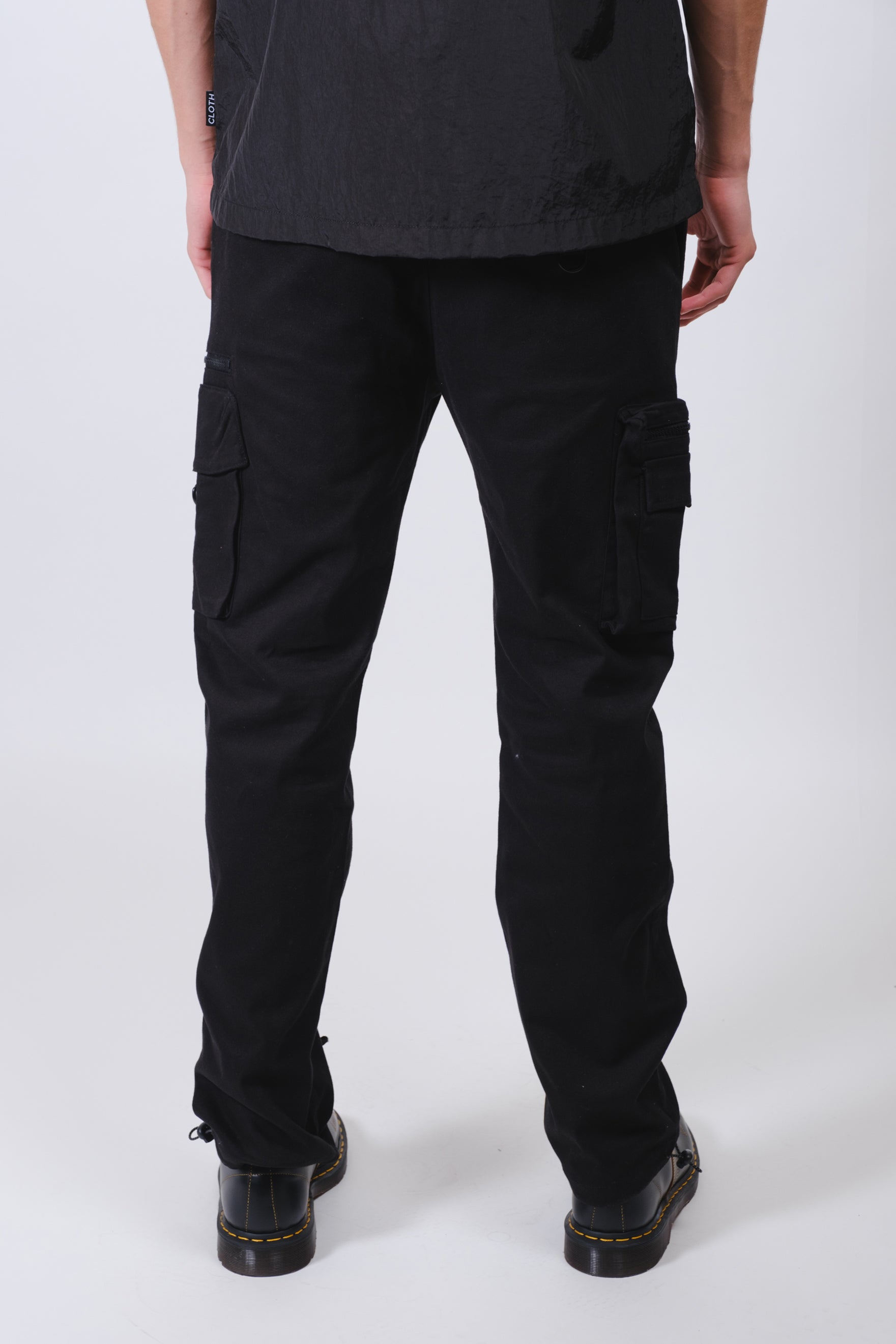 Men's Stretch twill pocket pant with contrast zippers and leg pockets on each side 
#color_black