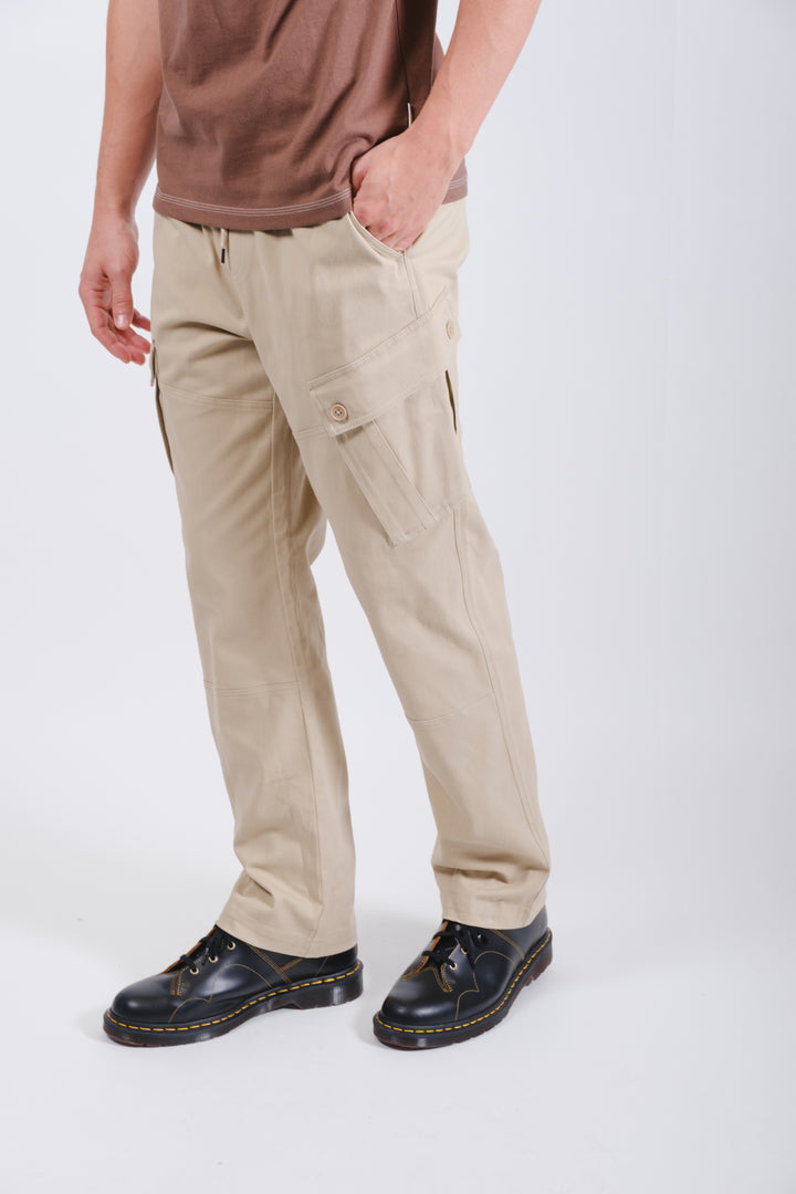 Men's cargo twill pants in khaki with zippered cargo pockets 
#color_khaki