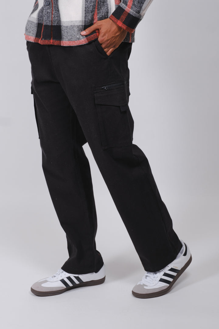 Men’s twill cargo pants with zippered pockets and relaxed leg fit
#color_black