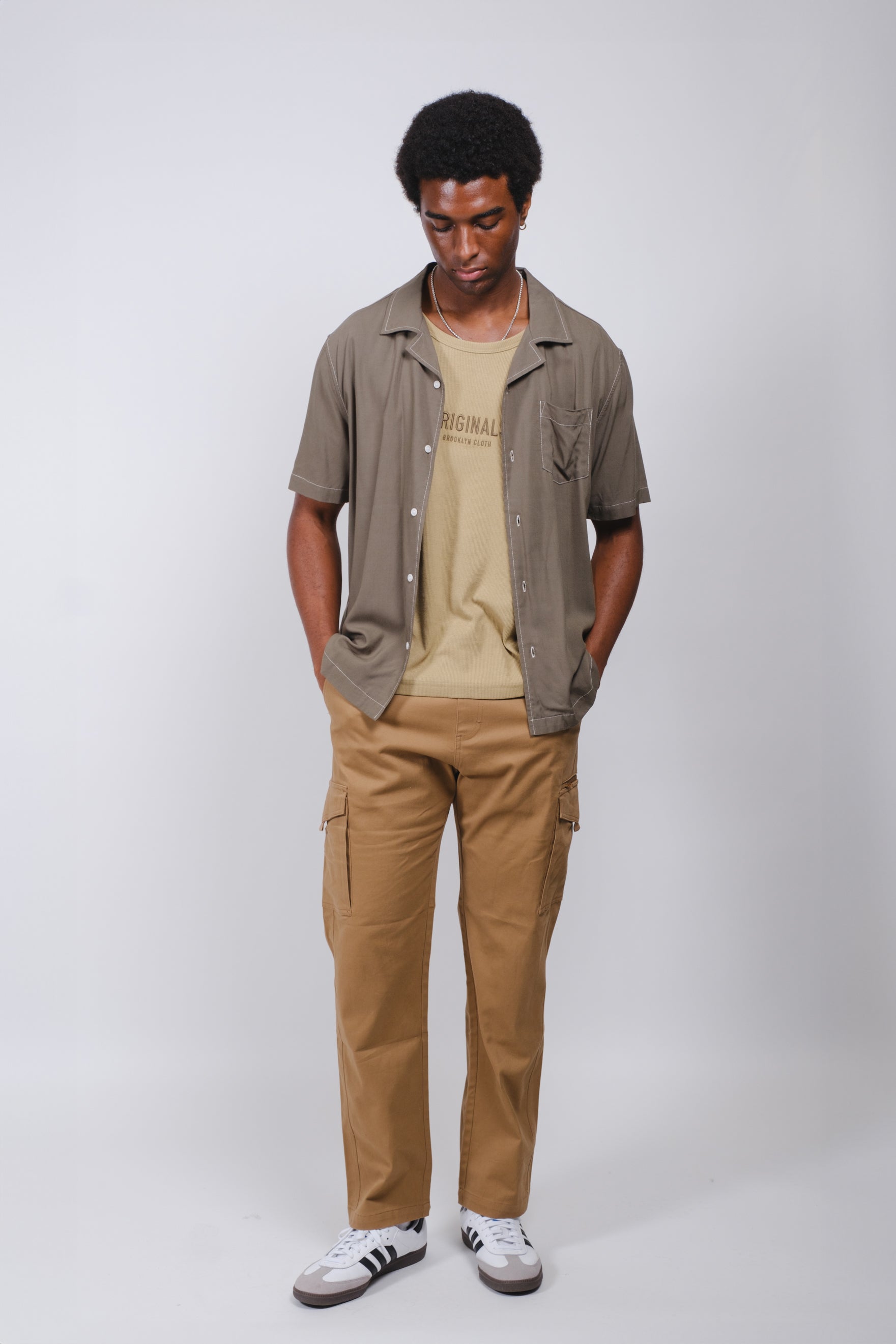 Men's cargo twill pants with secure zip pockets and relaxed fit
#color_tobacco