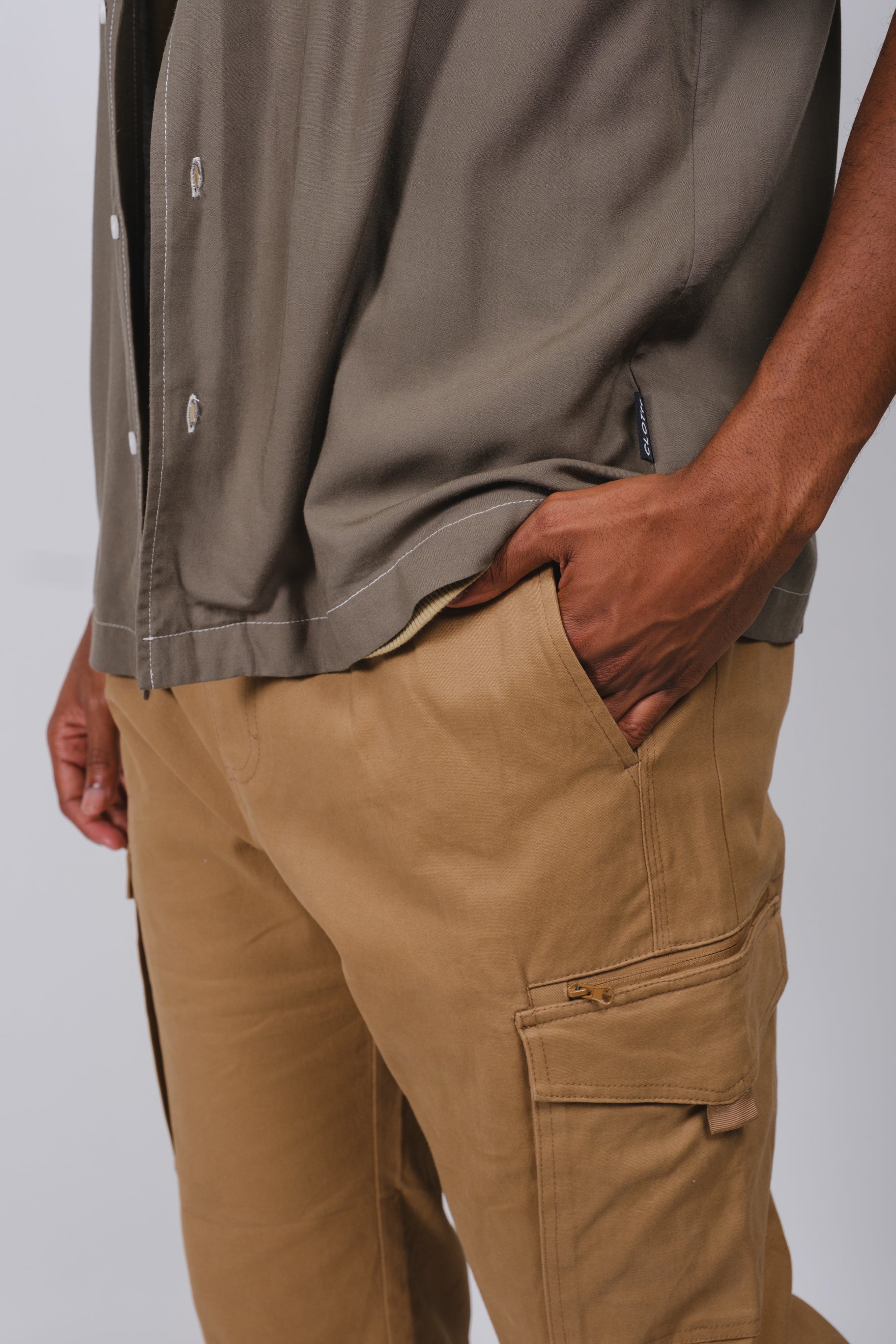Men’s cargo pants with zip pockets and sturdy twill fabric
#color_tobacco