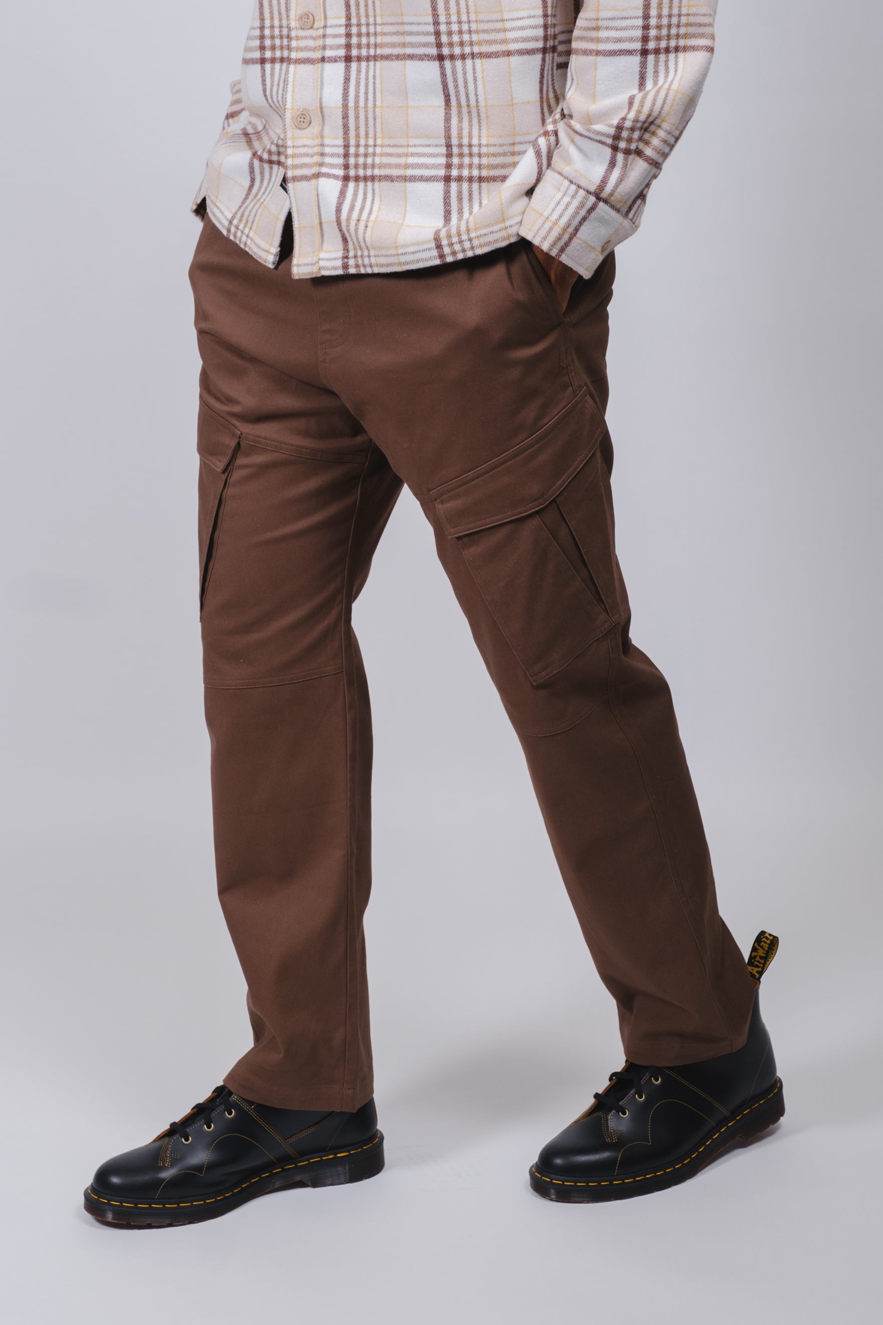High-quality twill cargo joggers with unique diagonal pocket design
#color_brown