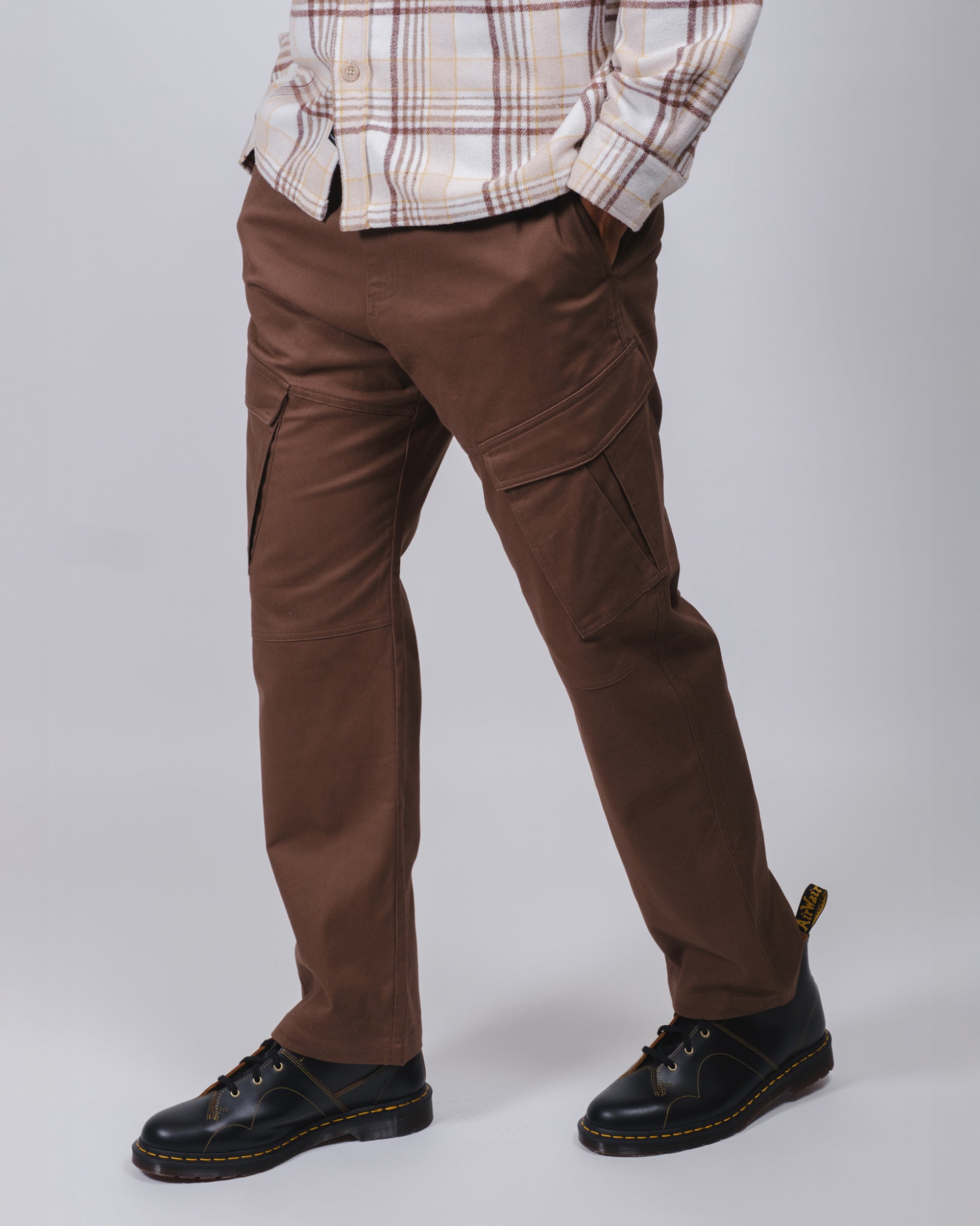 Stylish men's twill joggers with innovative diagonal cargo pockets
#color_brown