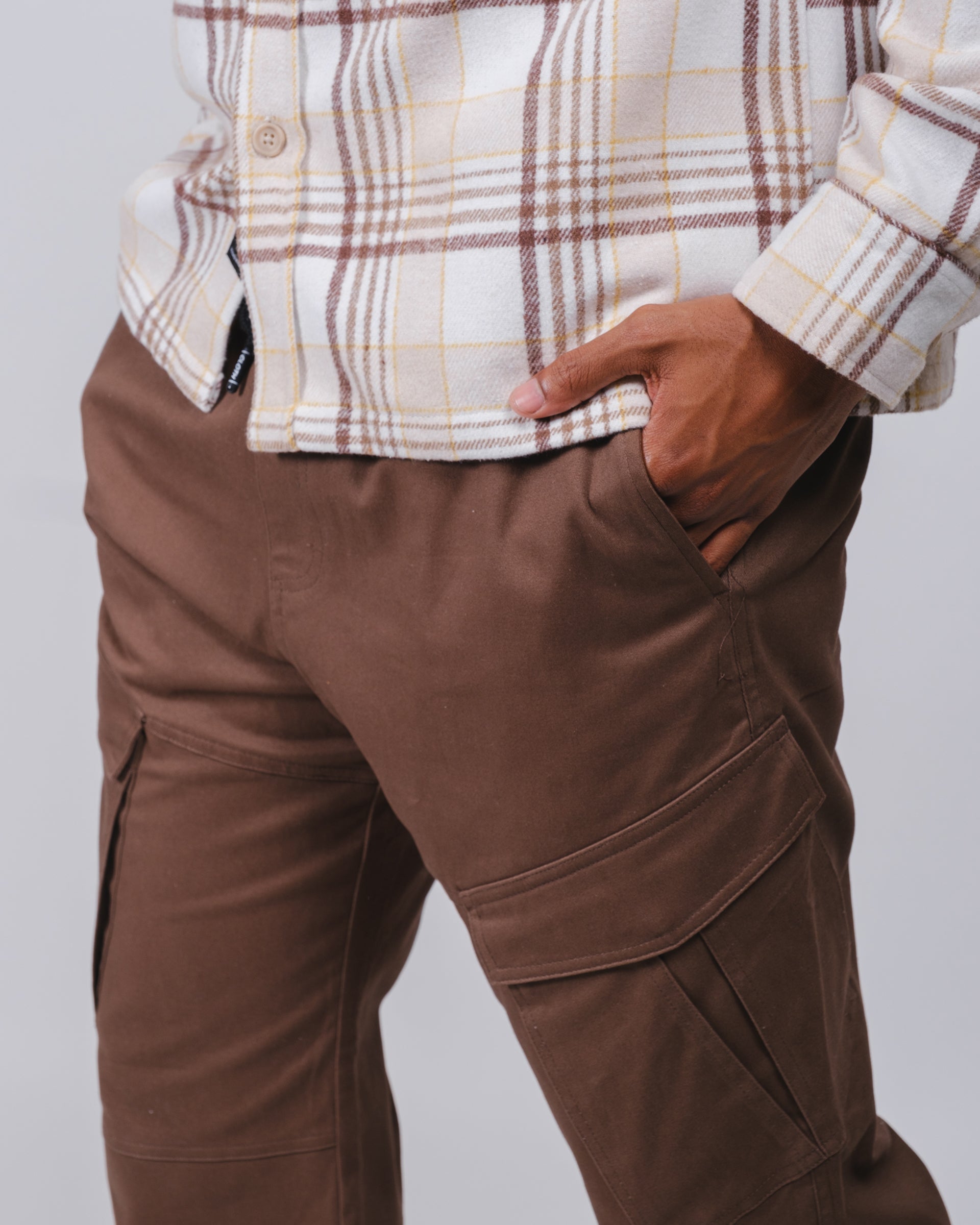 Stylish men's twill joggers with innovative diagonal cargo pockets
#color_brown
