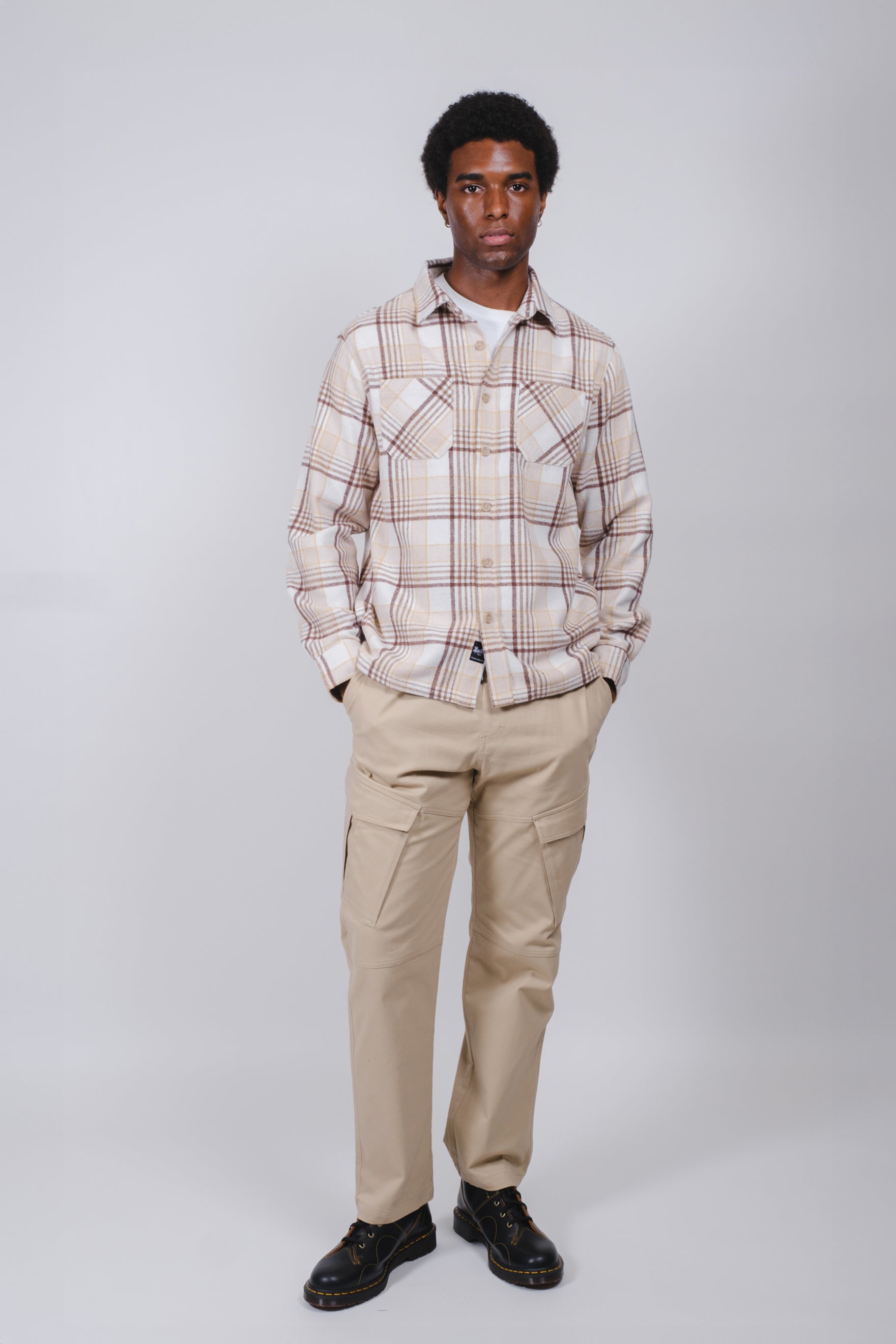 Comfortable men's joggers with  diagonal cargo pocket style
#color_khaki