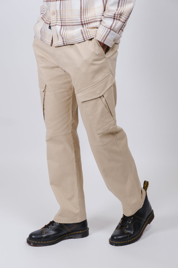 Men’s tapered twill pants with unique diagonal cargo storage
#color_khaki
