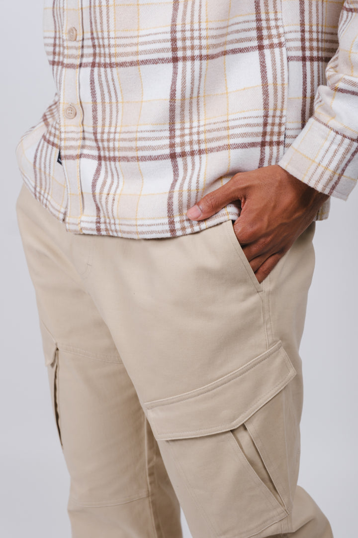 Tailored fit twill cargo joggers with stylish diagonal pockets
#color_khaki