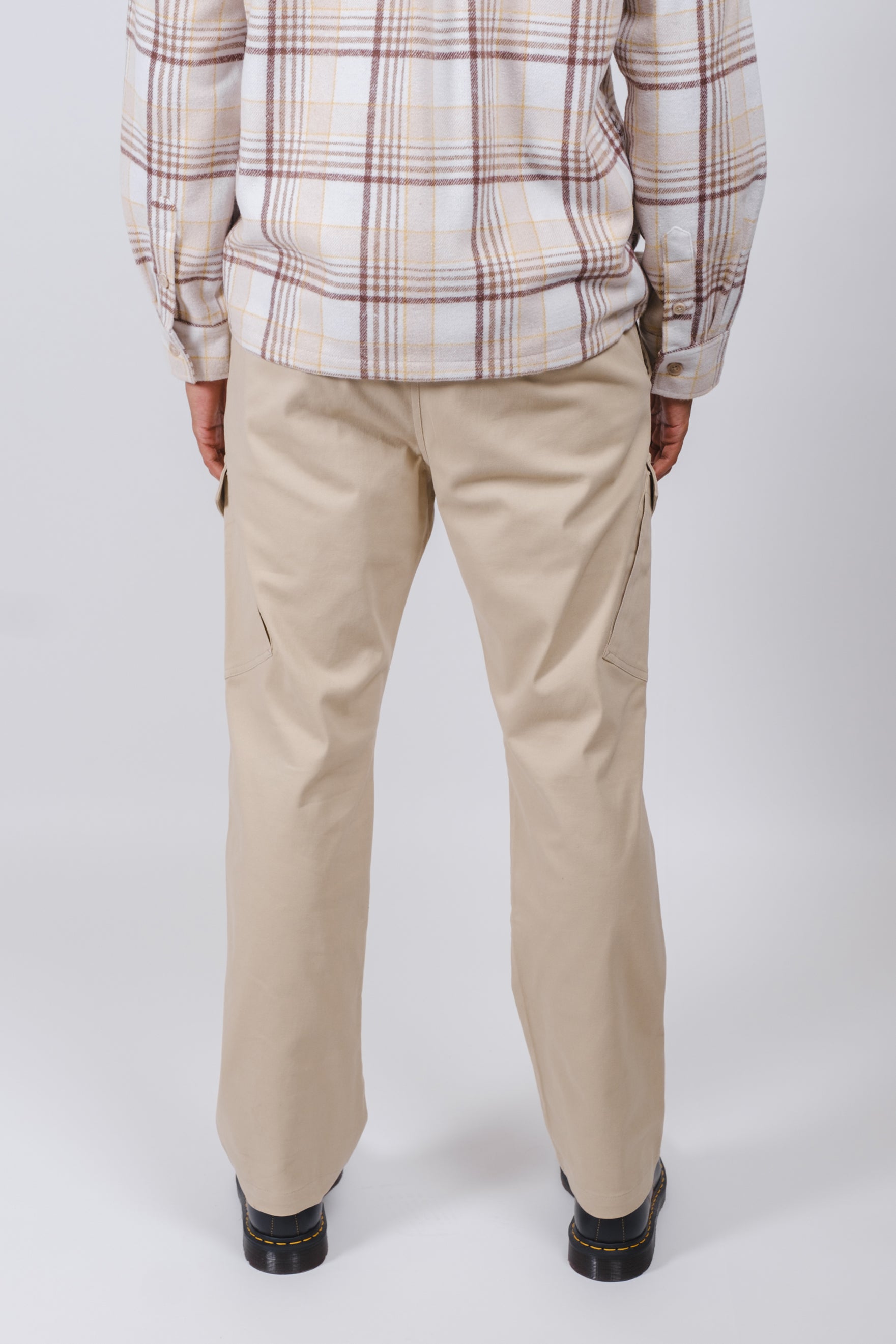 Modern twill jogger with convenient diagonal cargo pockets for men
#color_khaki