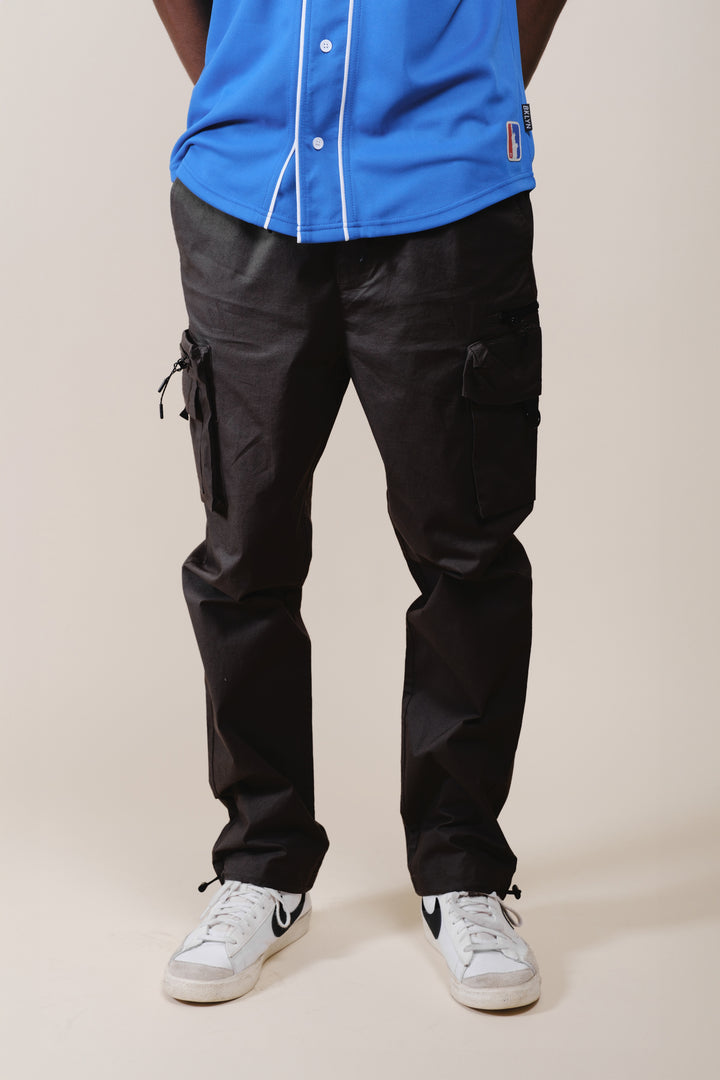 Men’s zip cargo poplin pants in lightweight fabric with side and back pockets
#color_black