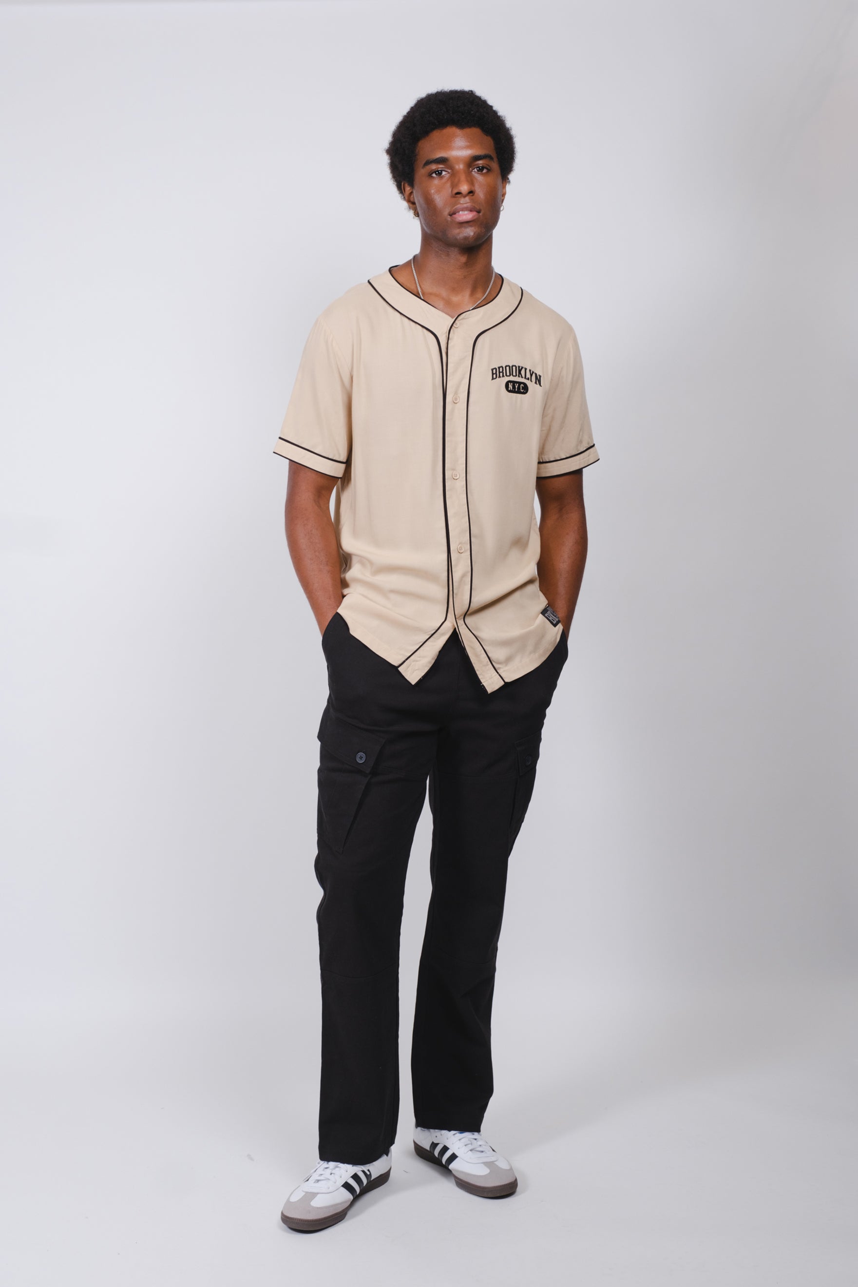 Men’s twill cargo pants with military style side and back pocket
#color_black