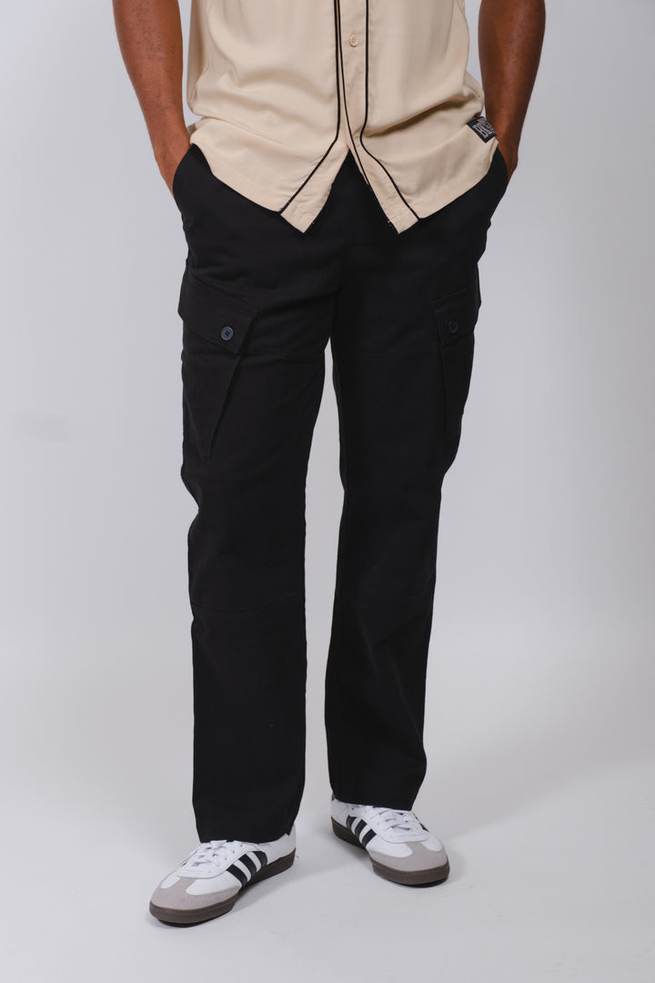 Men's military-style twill cargo pants with large side pockets
#color_black