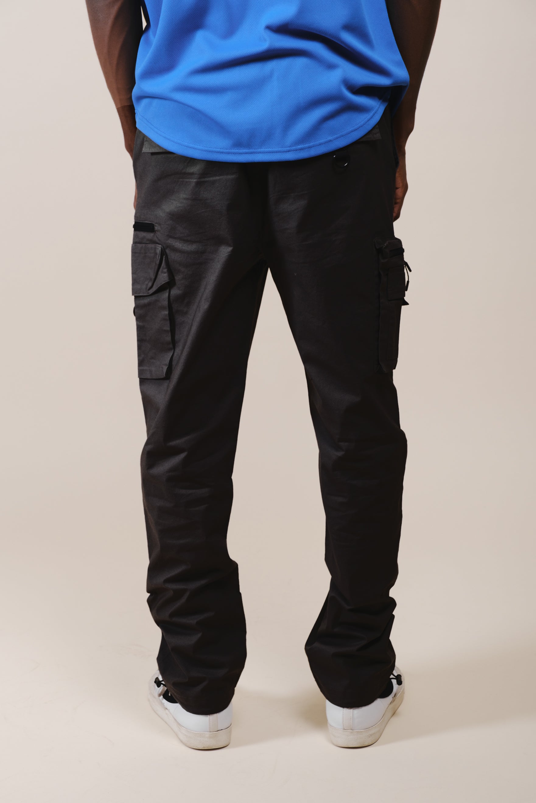 Functional men’s poplin cargo pants with zipper pockets and elastic drawstring waist
#color_black