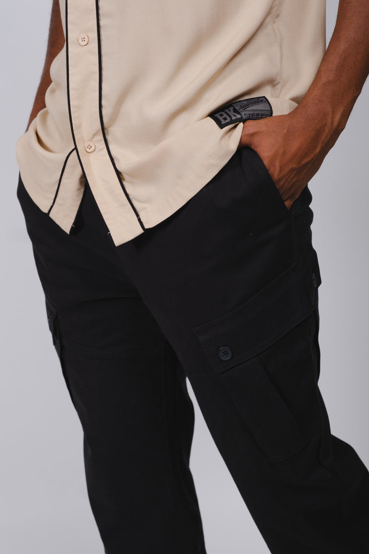 Men’s military cargo pants in twill fabric with functional storage pocket
#color_black
