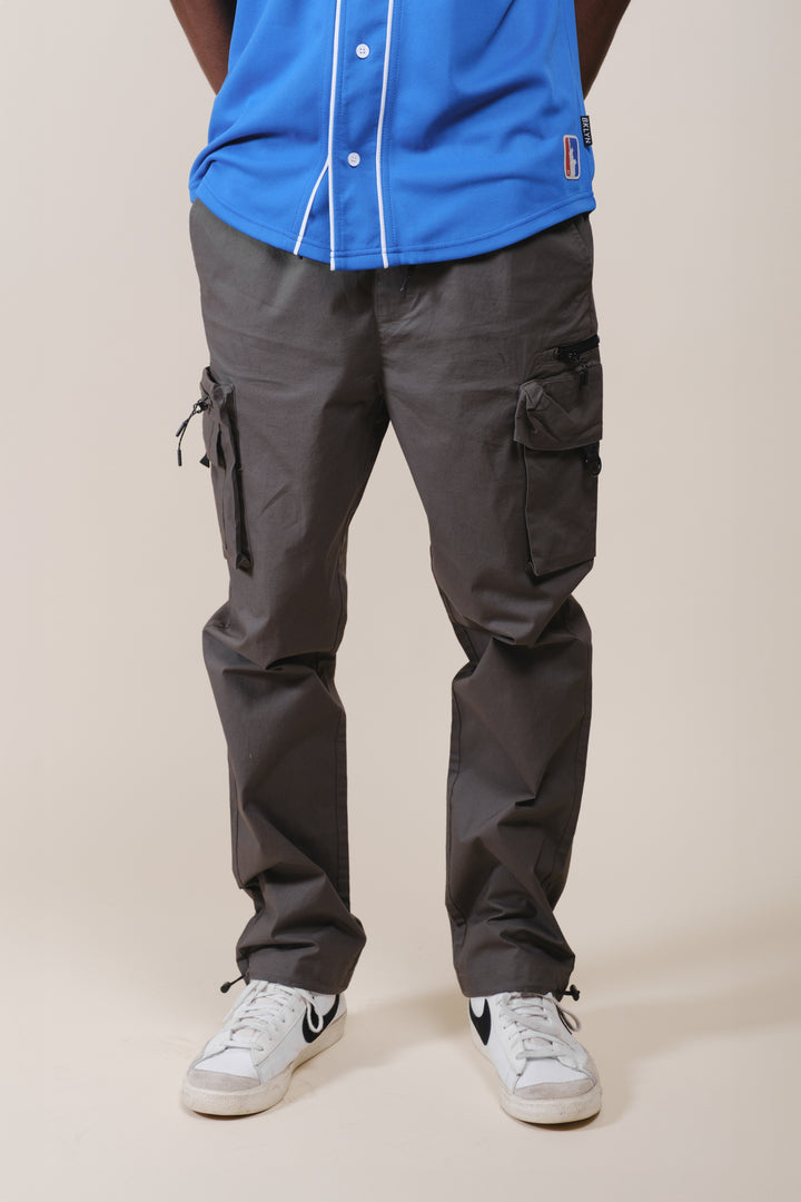 Men’s poplin cargo pants with zip pocket detail and relaxed fit
#color_charcoal