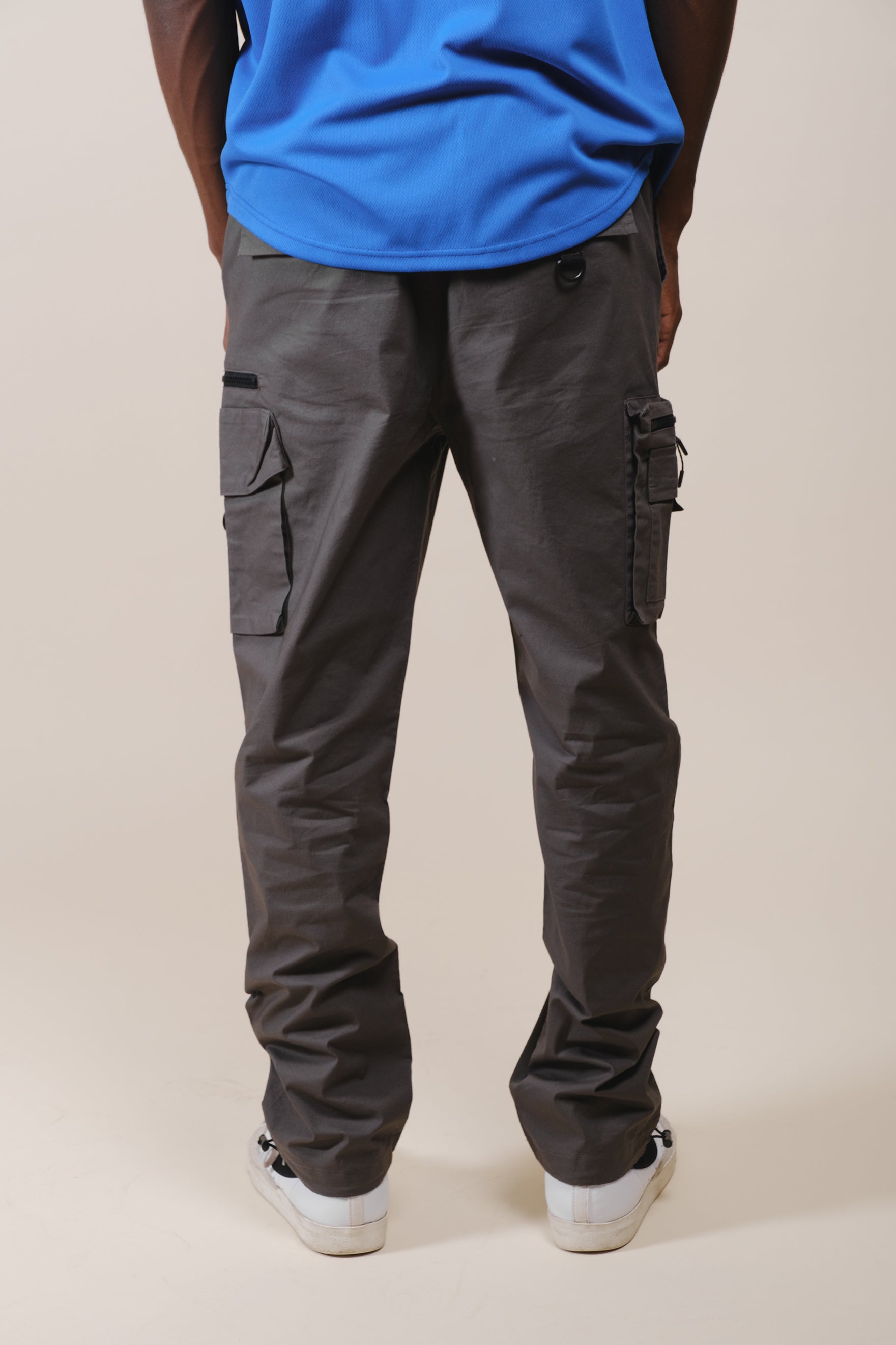 Stylish men’s poplin pants with functional zip cargo pockets and elastic waistband
#color_charcoal