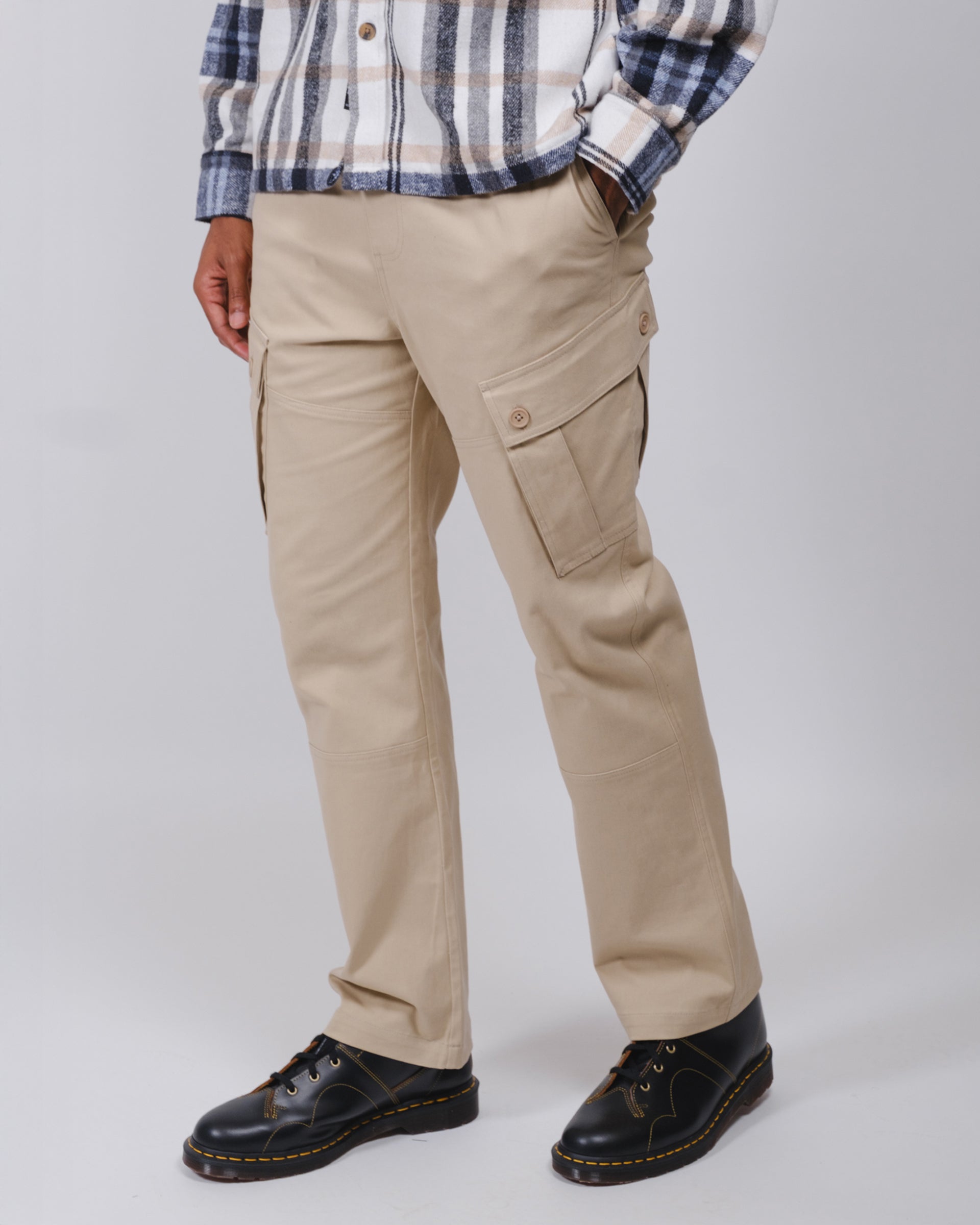 Comfortable military-inspired cargo pants in twill, featuring multiple pockets
#color_khaki