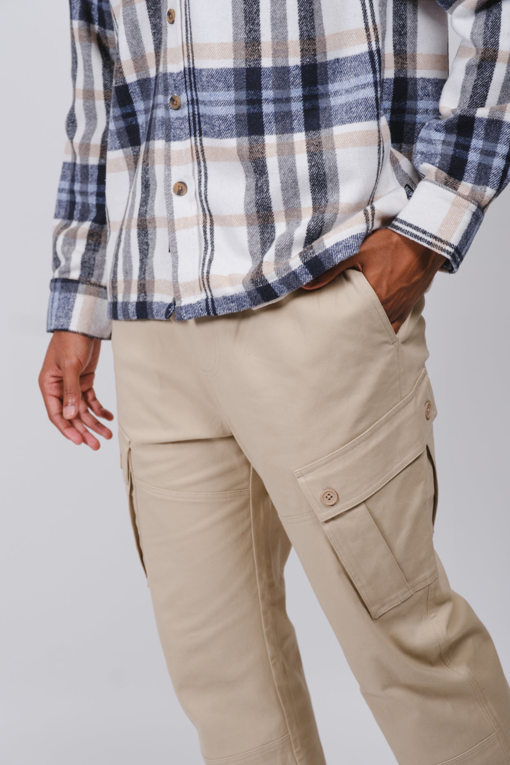Military-style twill cargo pants for men
#color_khaki
