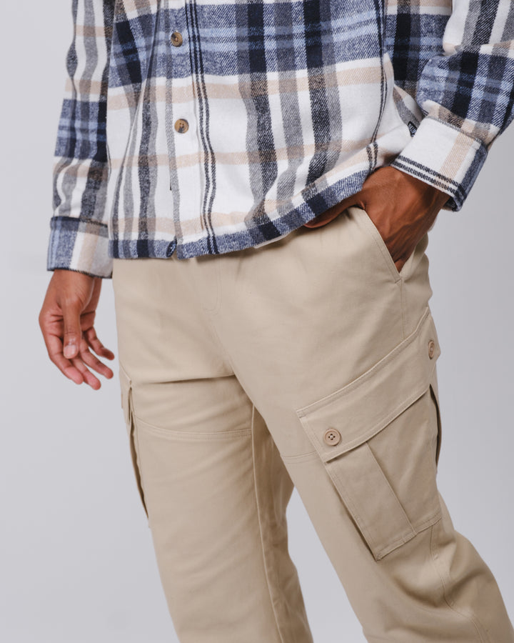 Comfortable military-inspired cargo pants in twill, featuring multiple pockets
#color_khaki