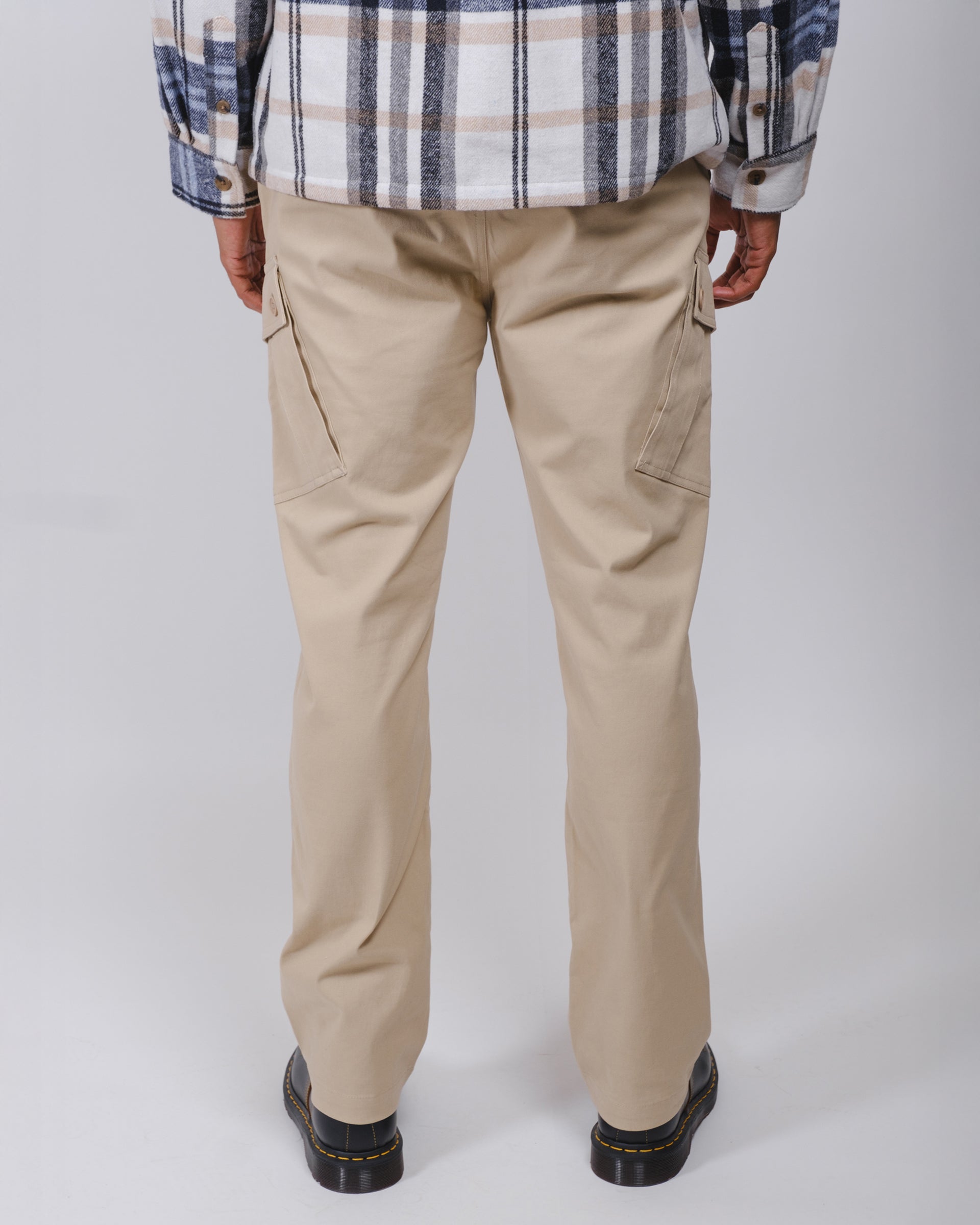 Comfortable military-inspired cargo pants in twill, featuring multiple pockets
#color_khaki