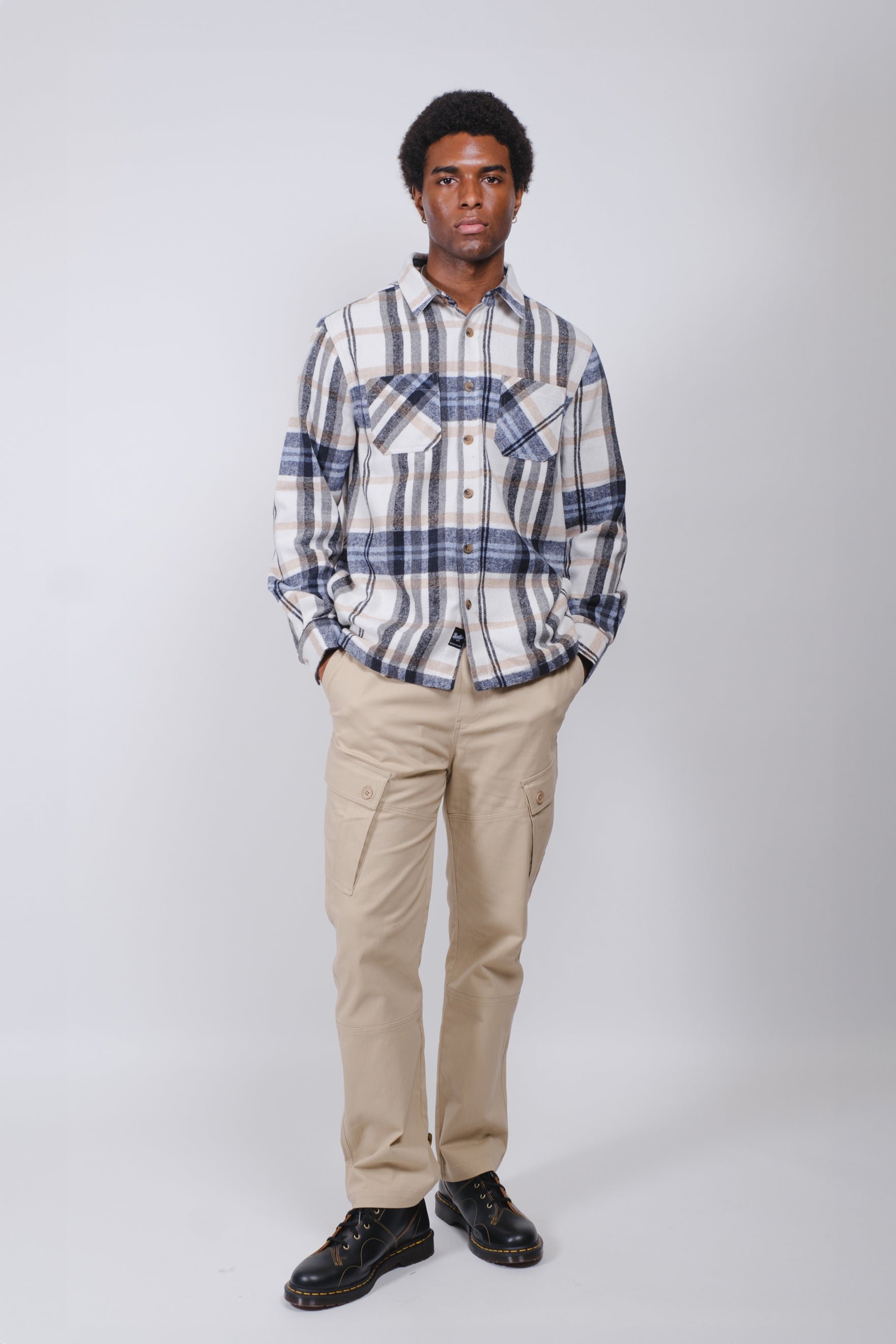 Comfortable military inspired cargo pants in twill, featuring multiple pockets
#color_khaki