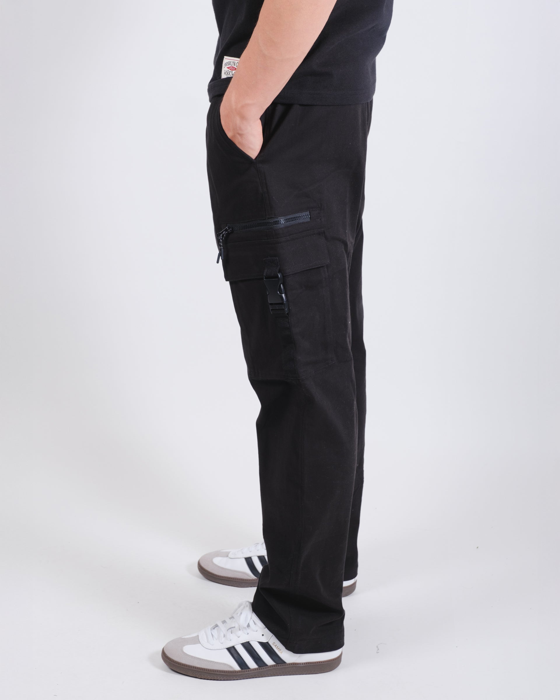 Men's stylish twill cargo pants with zip buckle pockets 
#color_black