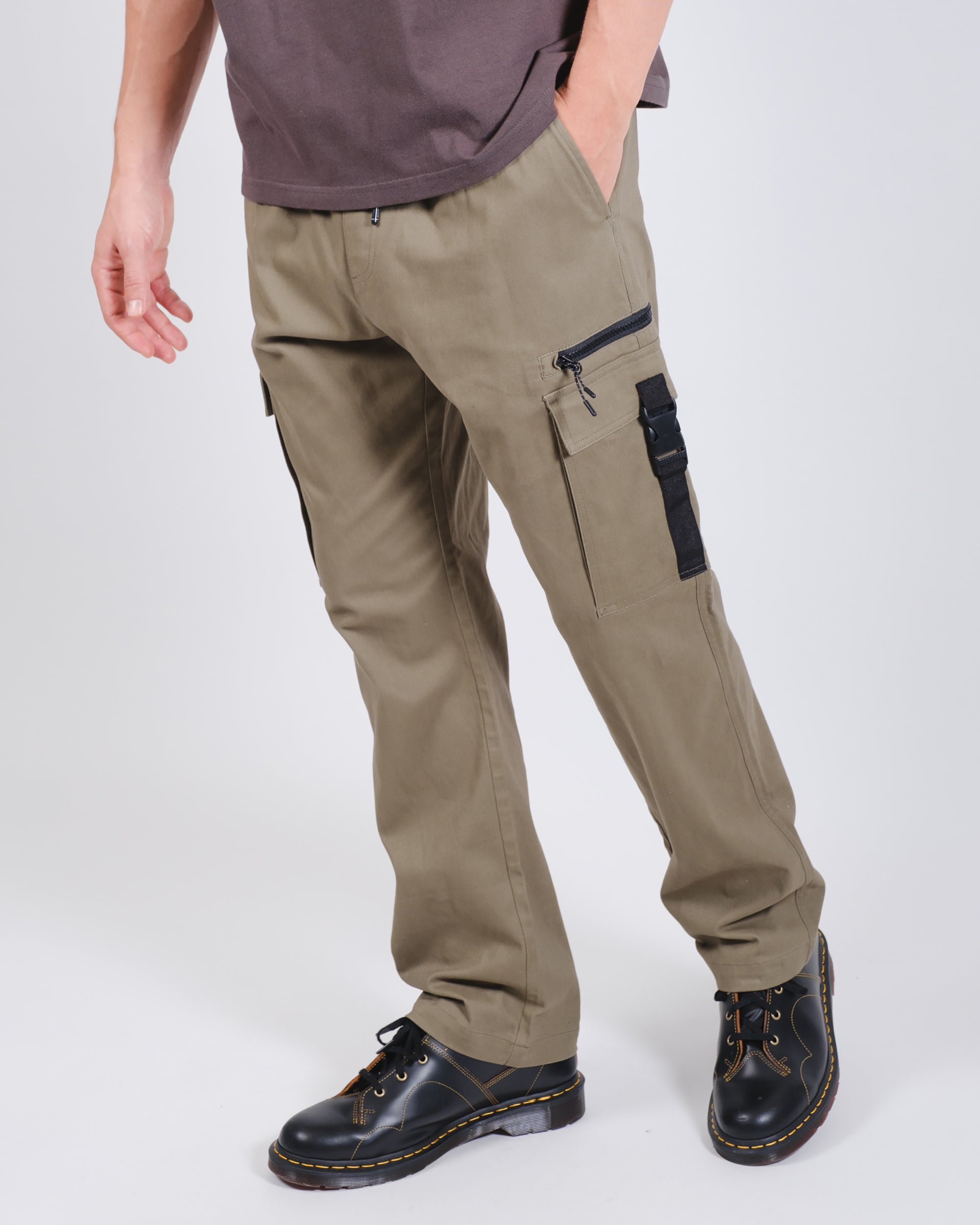 Men's stylish twill cargo pants with zip buckle pockets 
#color_olive