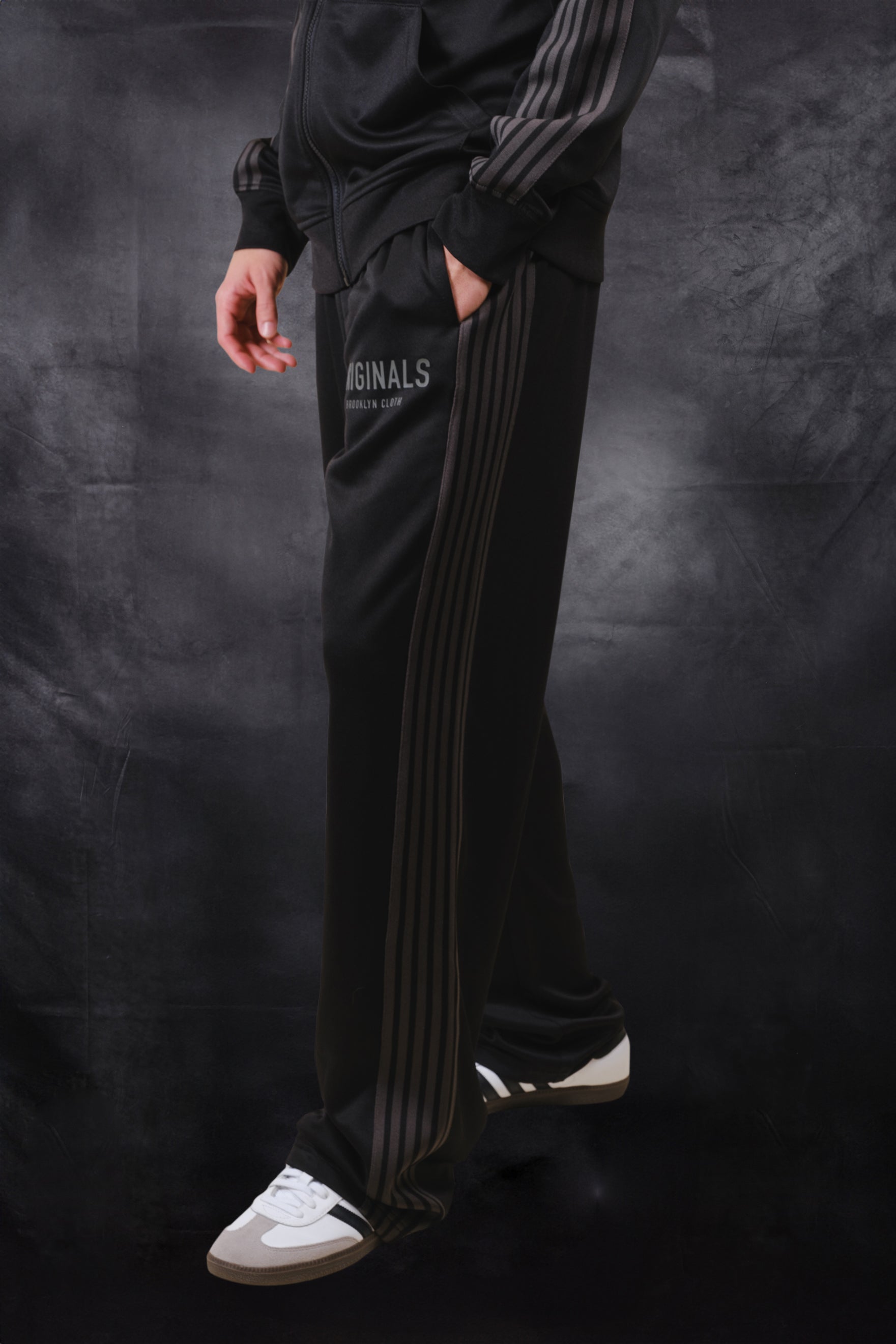 Men's loose fit originals pique track pant in black
#color_black