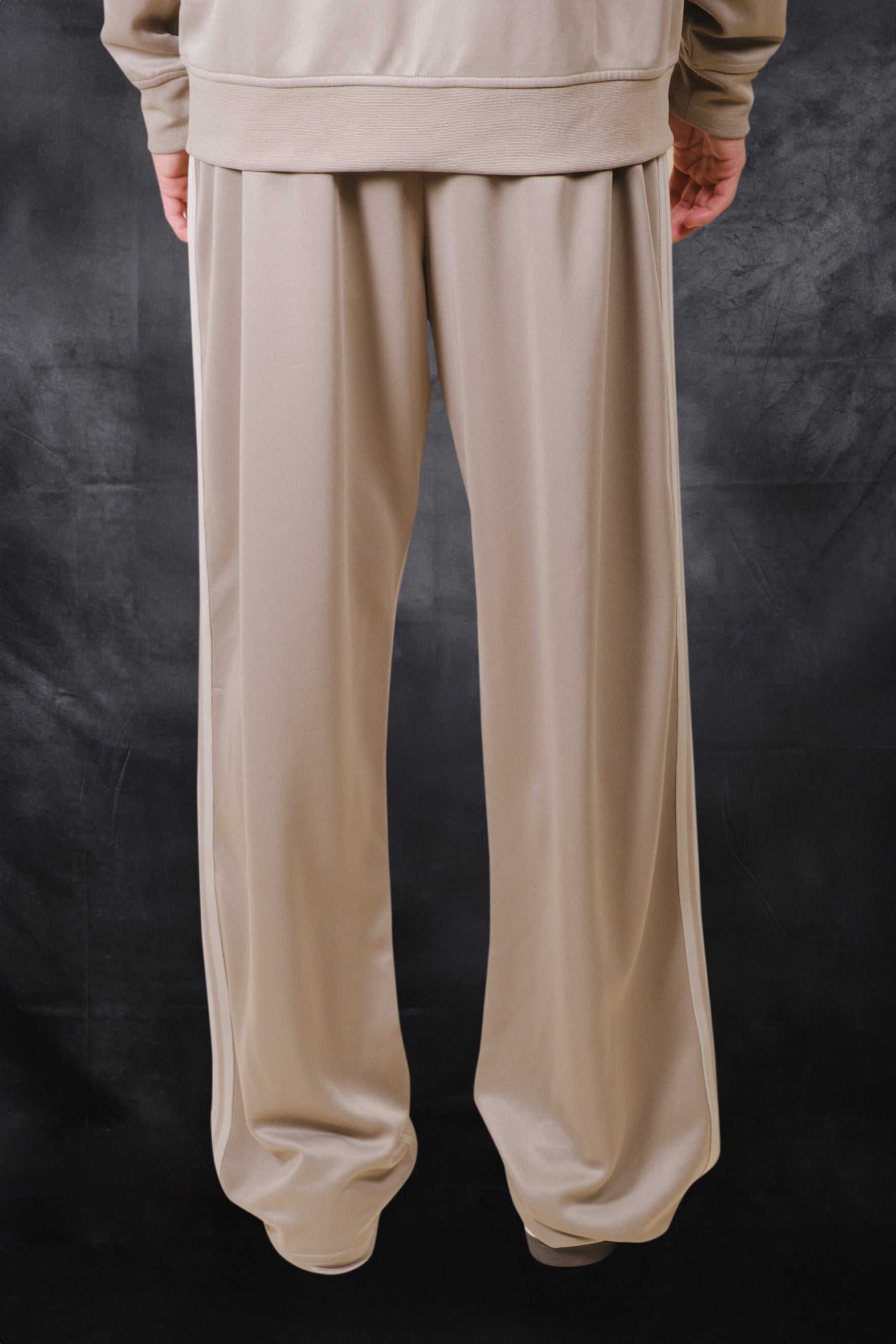 Casual relaxed fit track pants with convenient side pockets and a drawstring waist 
#color_pumice stone