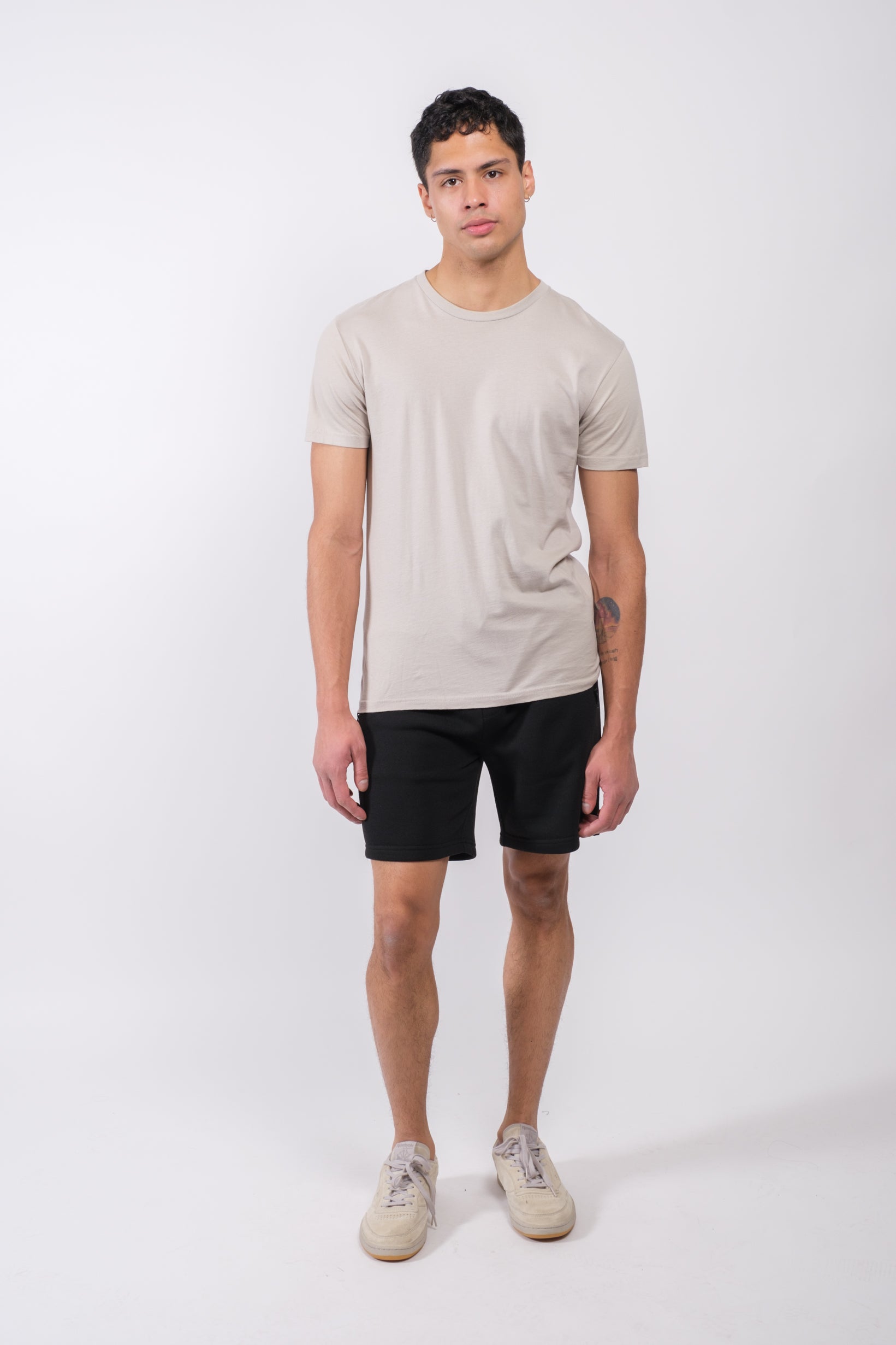 Men's 7 inch inseam shorts in fleece fabric with zip pocket
#color_black