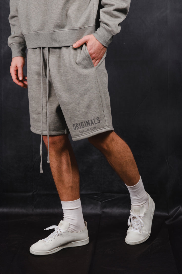 Relaxed fit fleece shorts with Originals logo and side pockets
#color_dark-oatmeal-heather