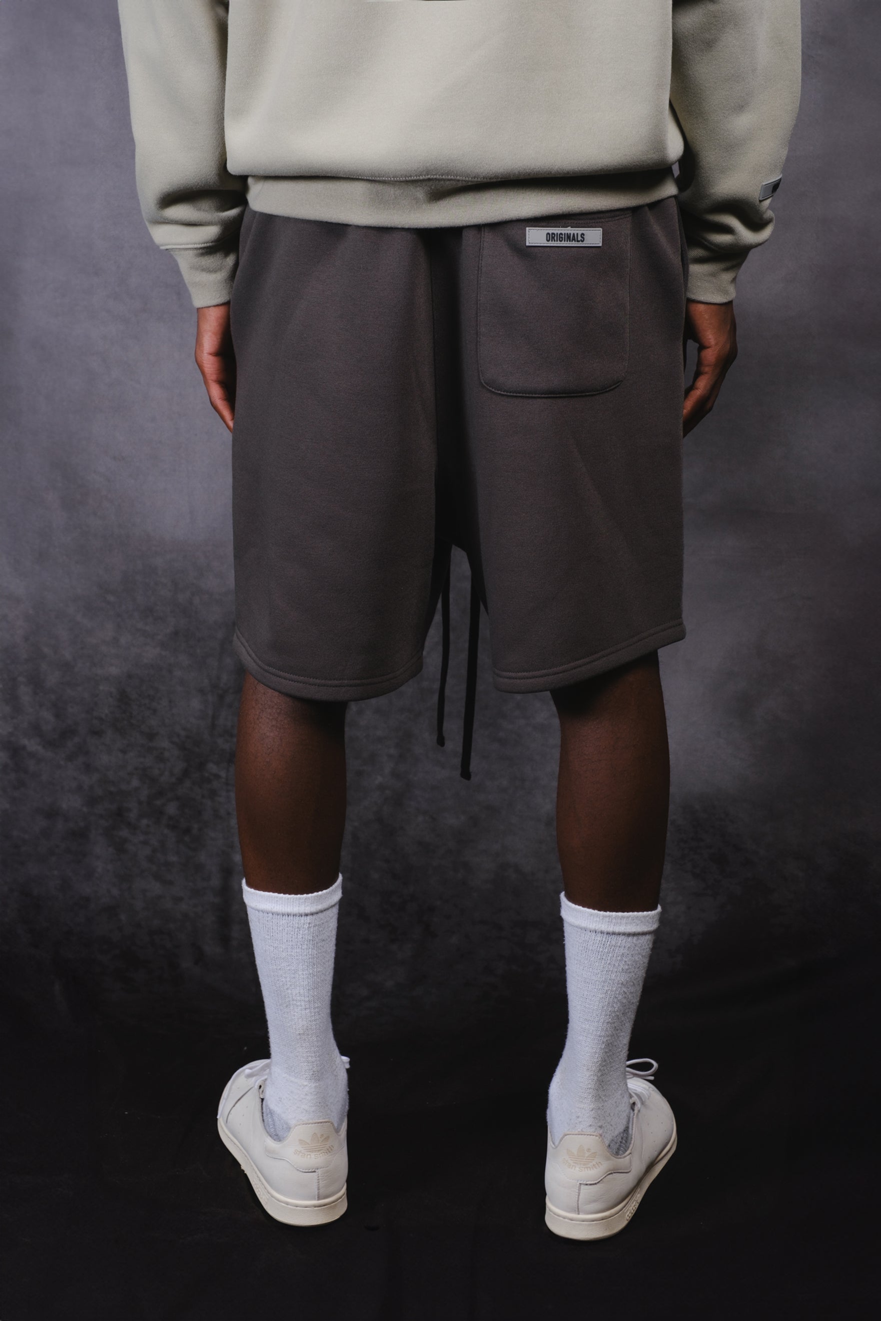 Men’s fleece shorts with 'Originals' print and soft, premium fabric
#color_dusty black