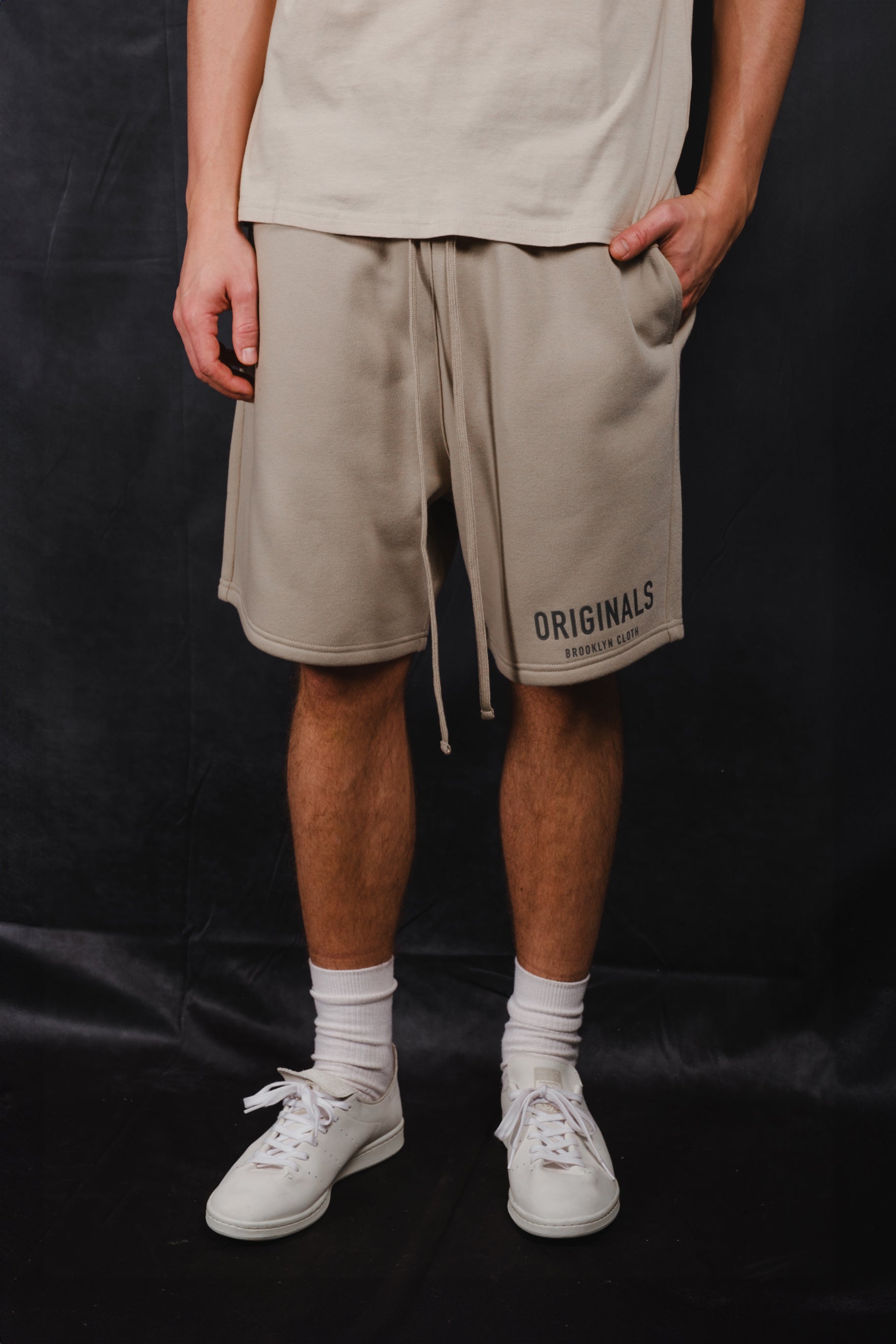 Comfortable fleece shorts with elasticated waist 
#color_pumice stone