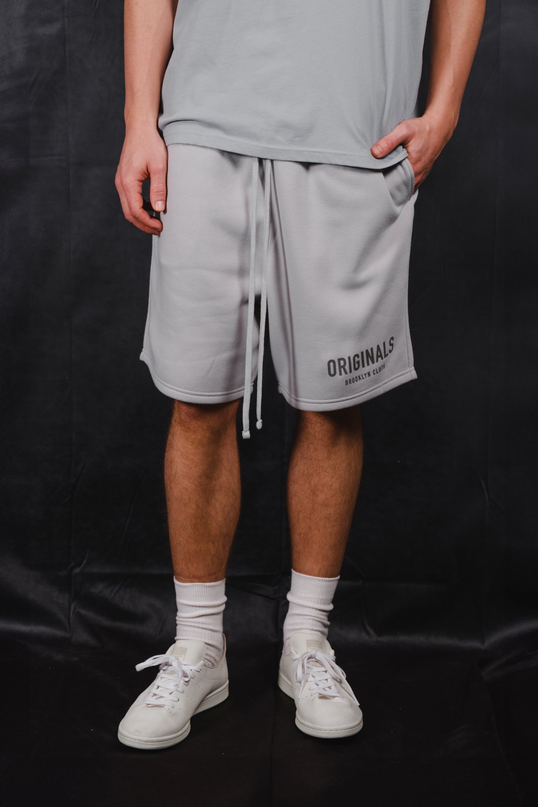 Men’s relaxed fit fleece shorts with Originals print and back pocket
#color_pearl-blue