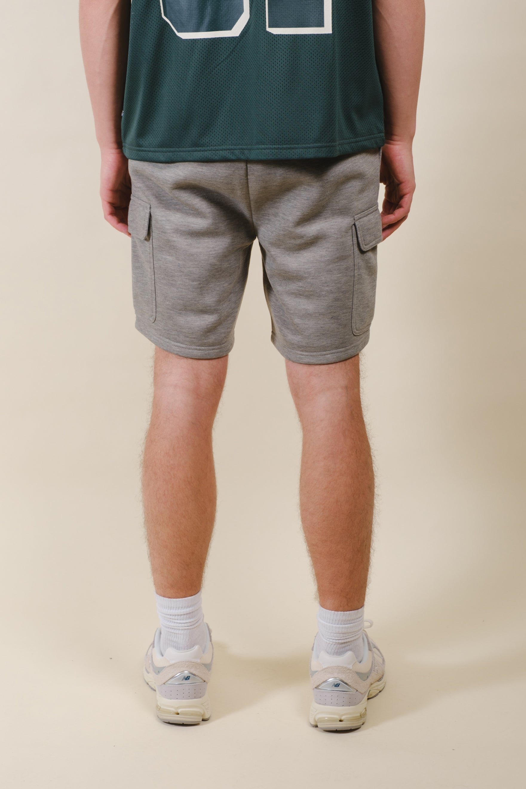 Men's 7 inch fleece cargo shorts featuring spacious side pockets
#color_heather gray